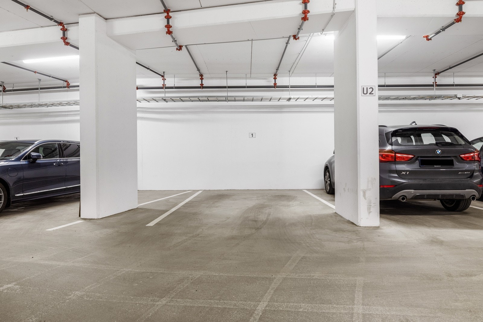 Det medfølger parkeringsplass i felles anlegg i kjelleretasjen. Leiligheten disponerer plass nr. 1. Infrastruktur til el-billader. Galleribilde