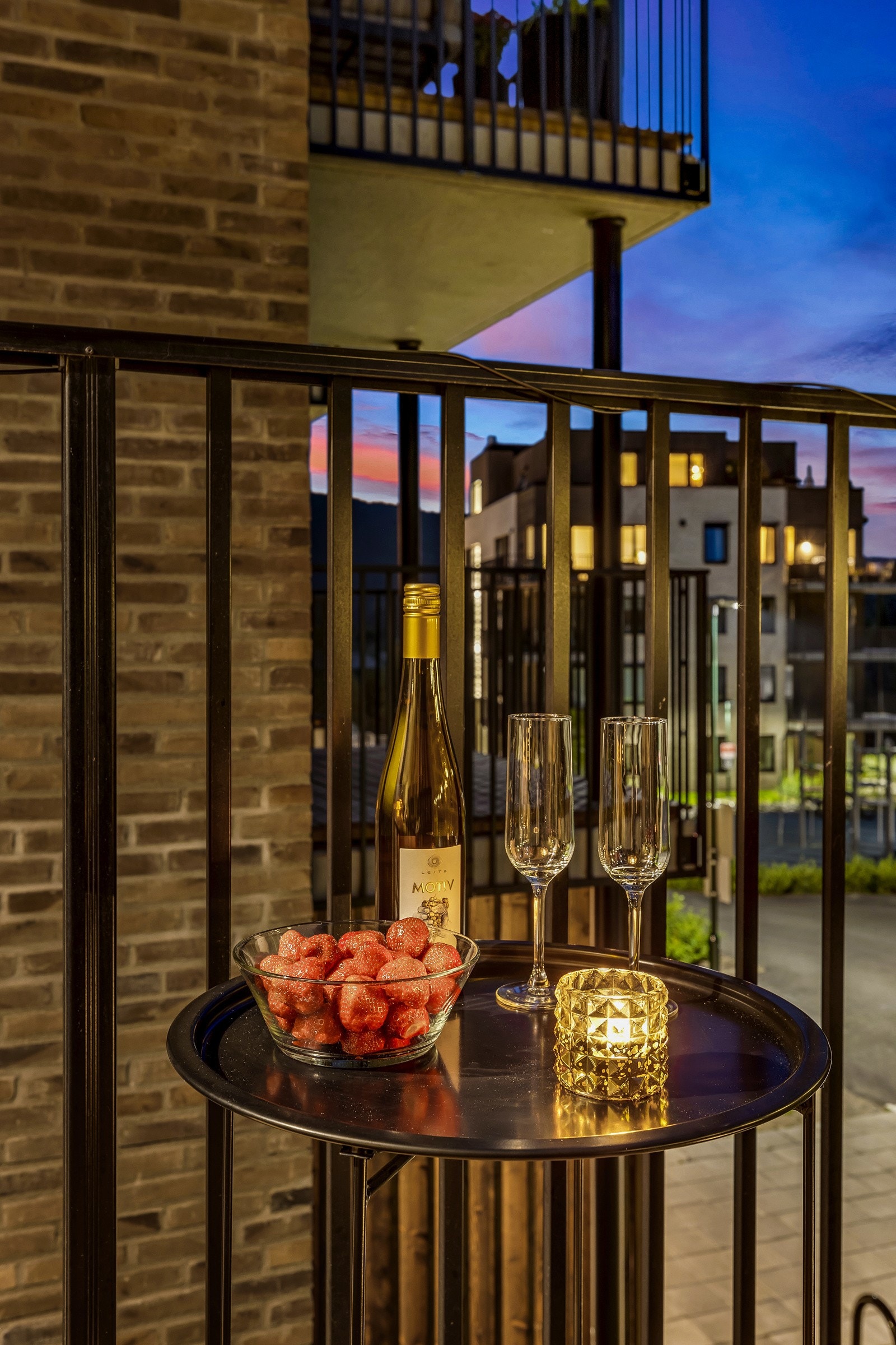 Nyt lange sommerkvelder med familie og venner på balkongen. Galleribilde