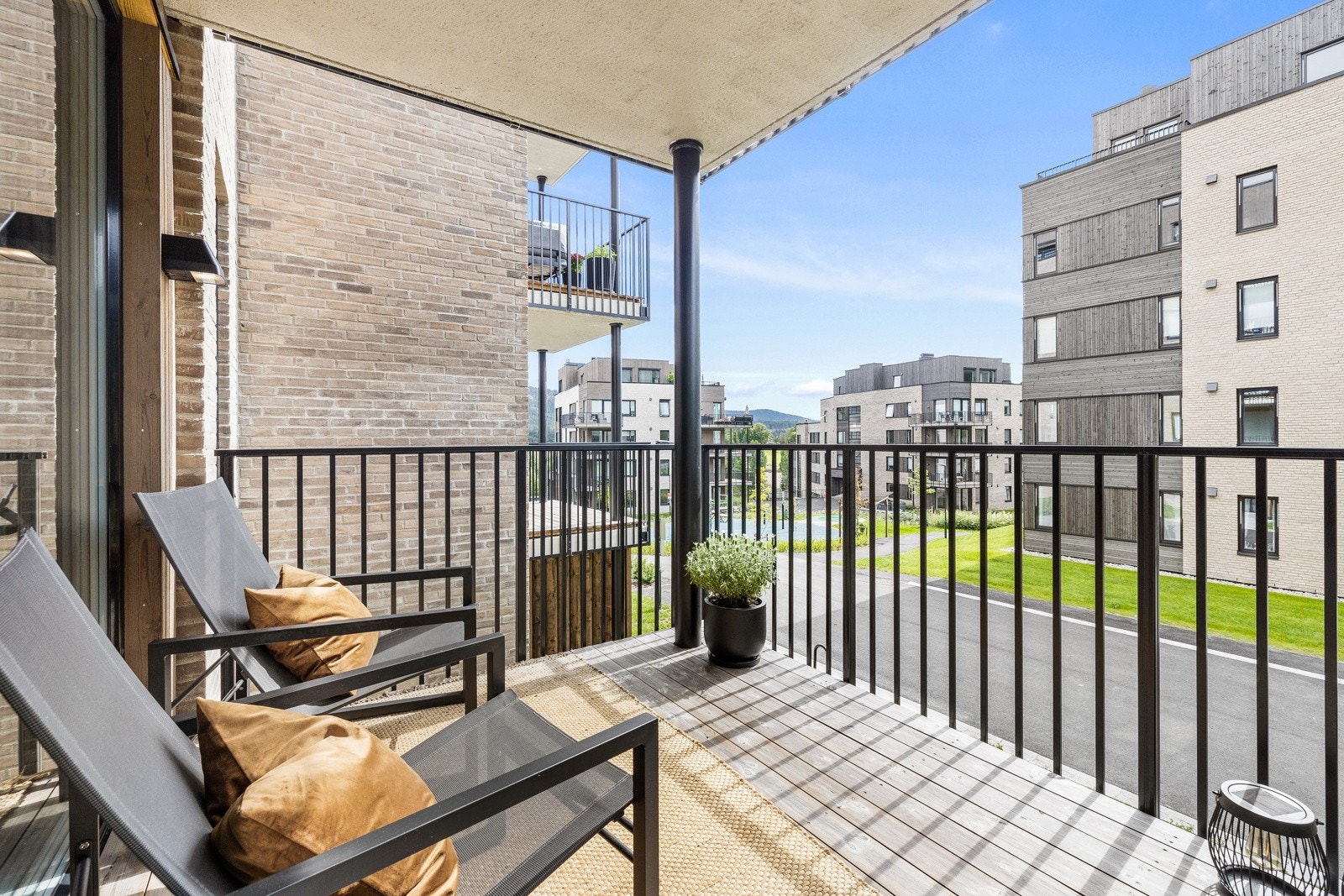 Her kan du skape en hyggelig uteplass med hagemøbler, grill og beplanting. Galleribilde