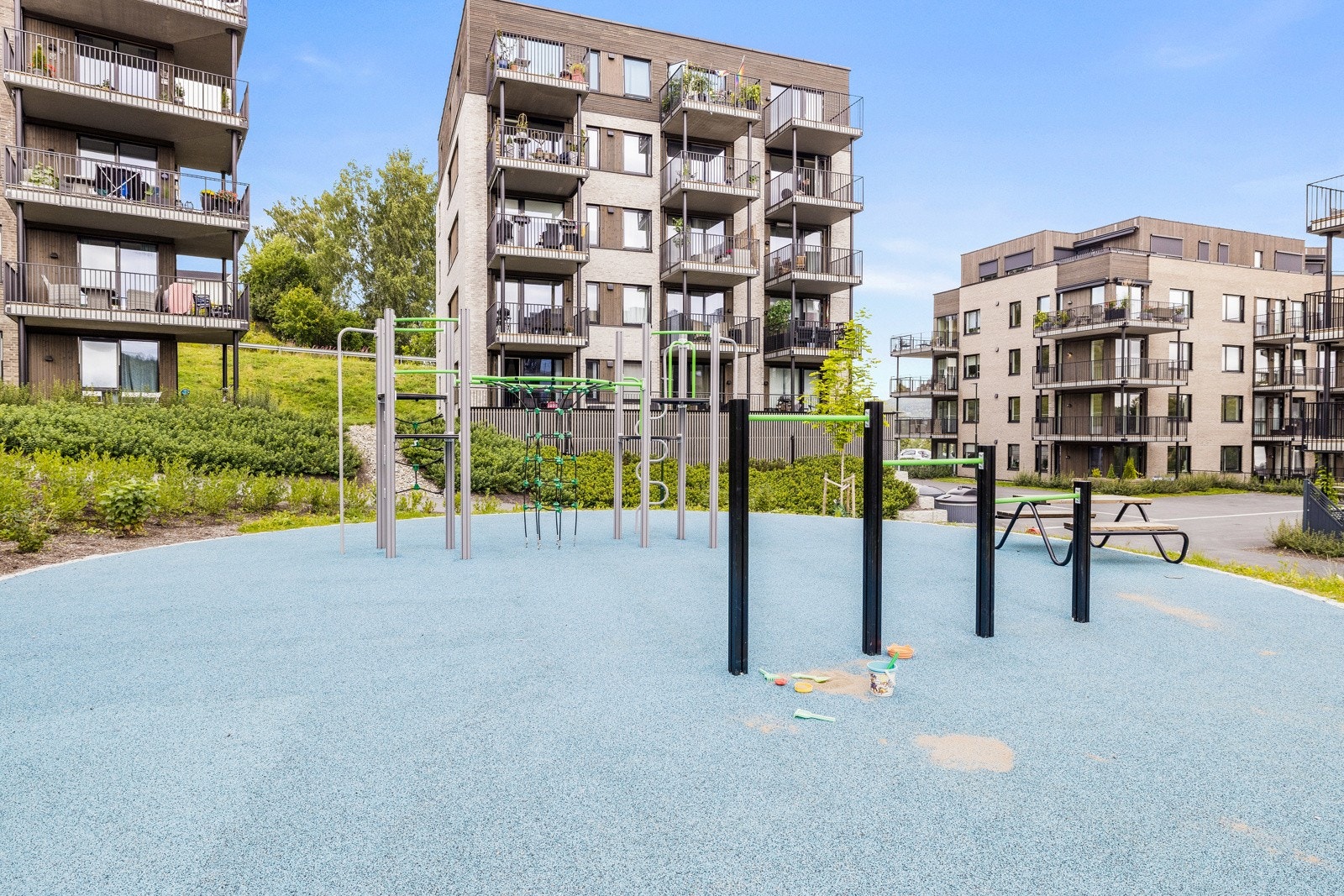 Sameiet har fine fellesområder med aktiviteter for store og små, samt gressplen og sittebenker. Galleribilde