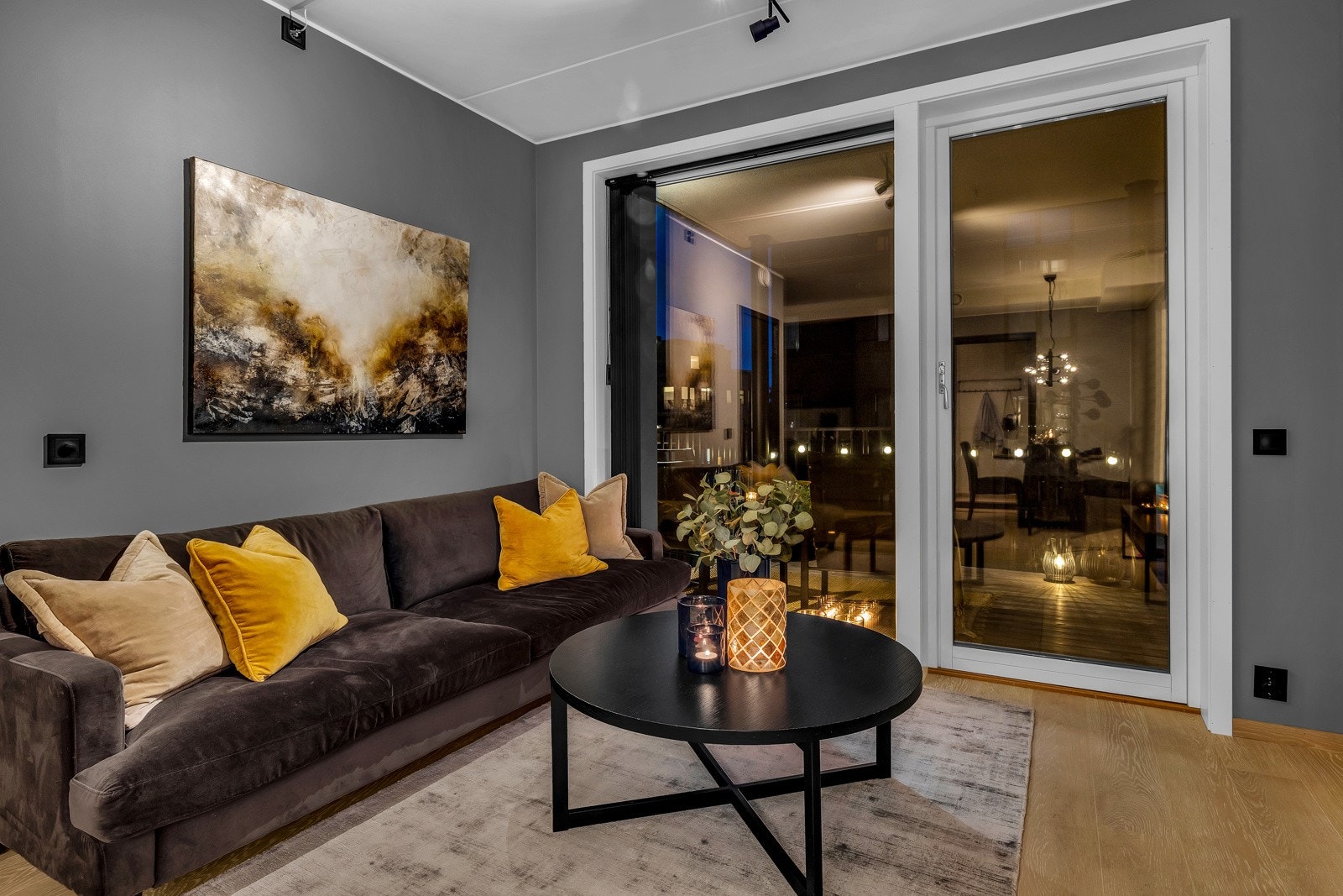 Hyggelig kveldsstemning i sofakroken. Galleribilde