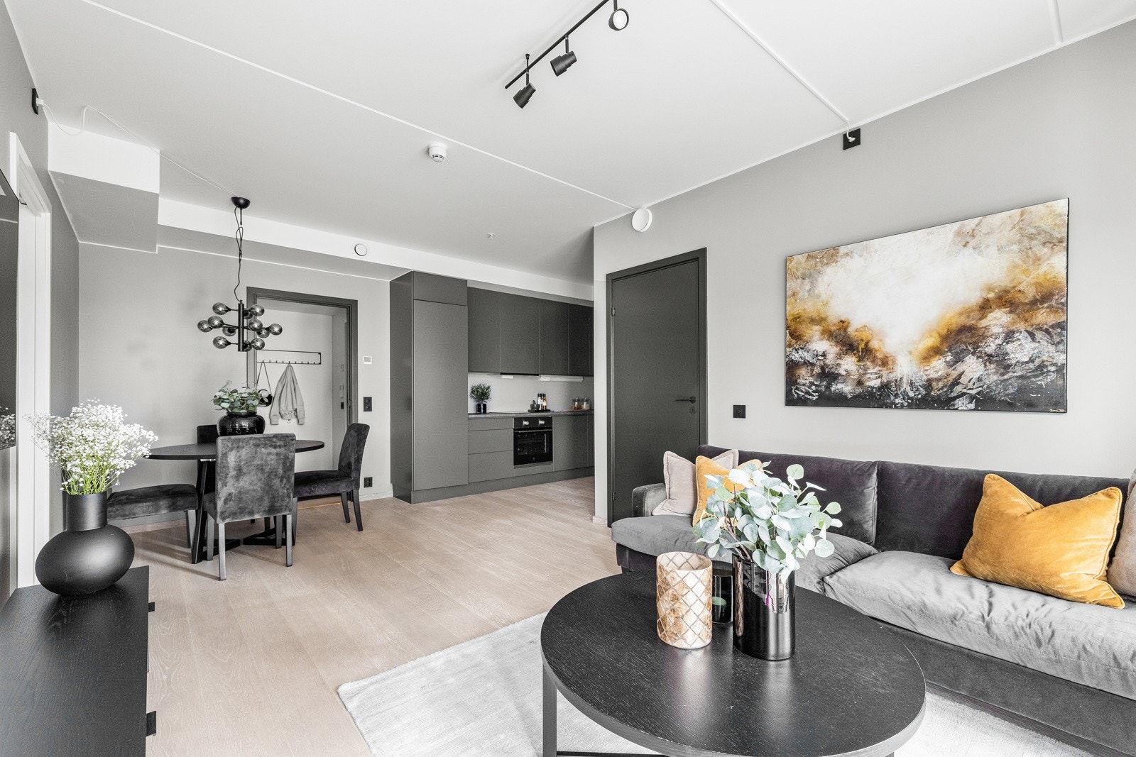 Leilighetens kjøkken har åpen løsning til stuen, men er samtidig i egen sone. Galleribilde