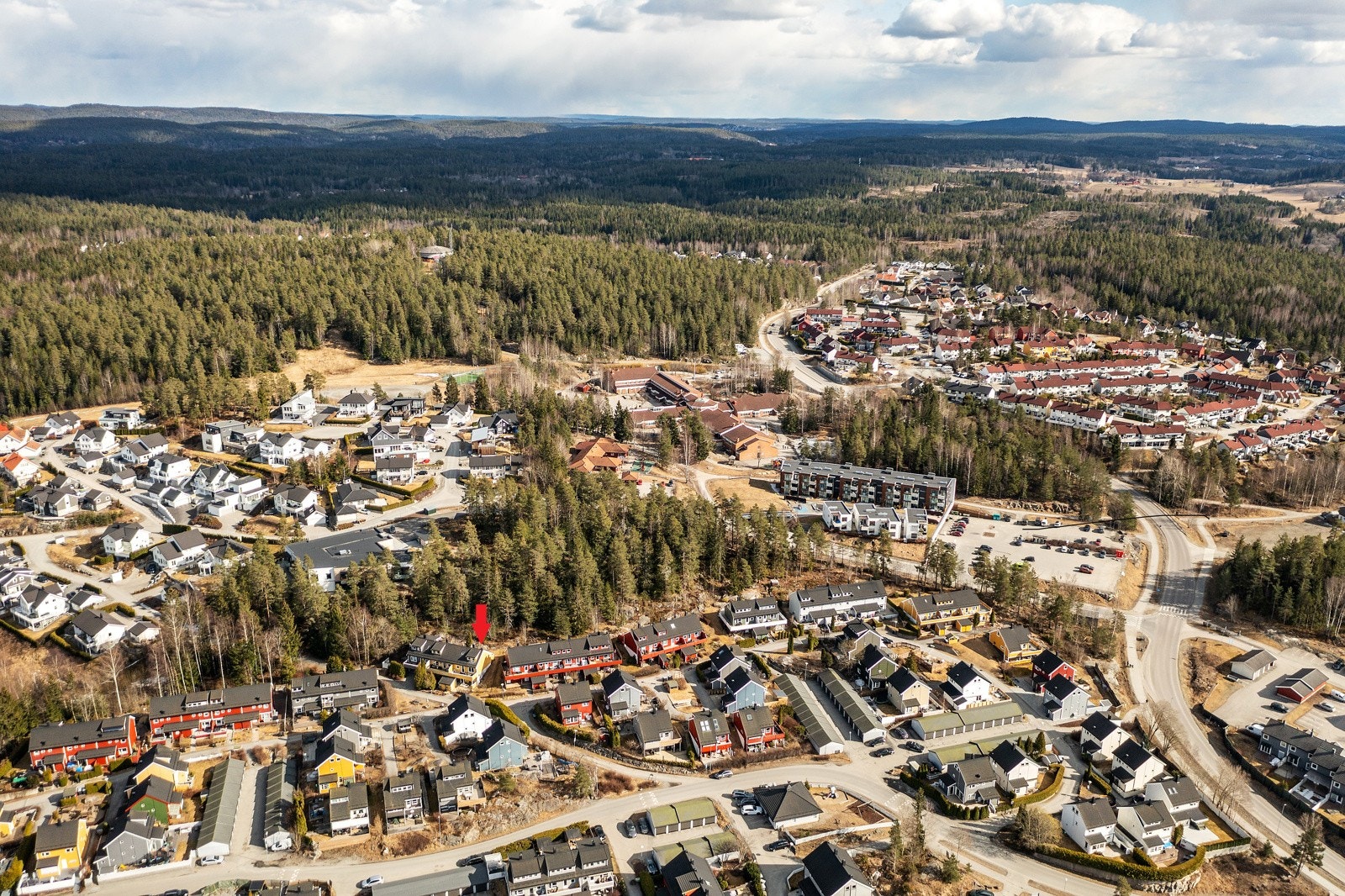 Oversiktsbilde. Det er bl.a. gangavstand til barnehage, skole, matbutikk og buss. Galleribilde