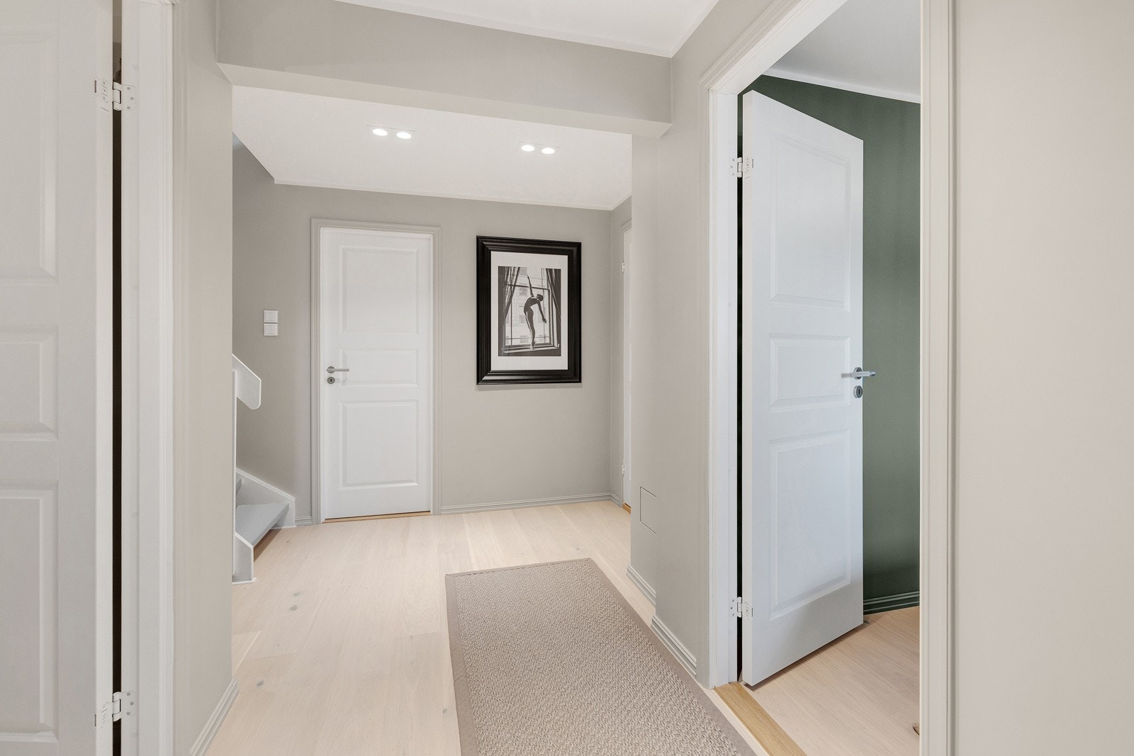 Fra entré/hall er det adkomst til 2 soverom, vaskerom, bad/WC samt trappeløp. Galleribilde