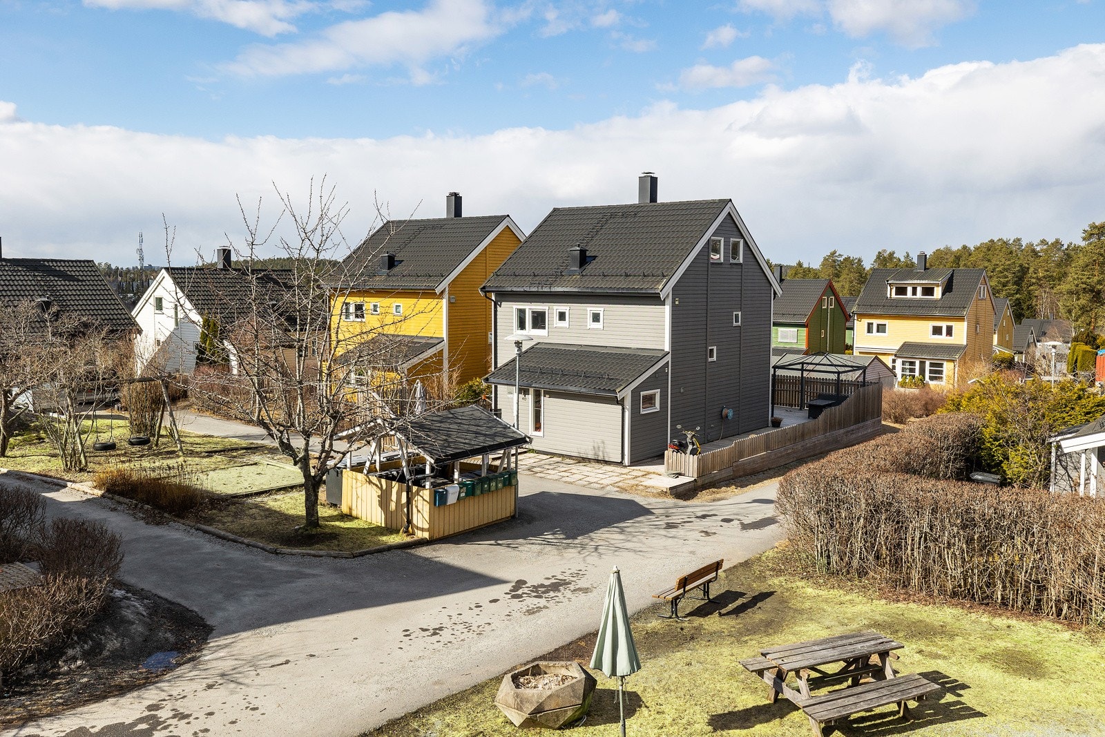 Utsyn til rolig og barnevennlig nabolag. Galleribilde