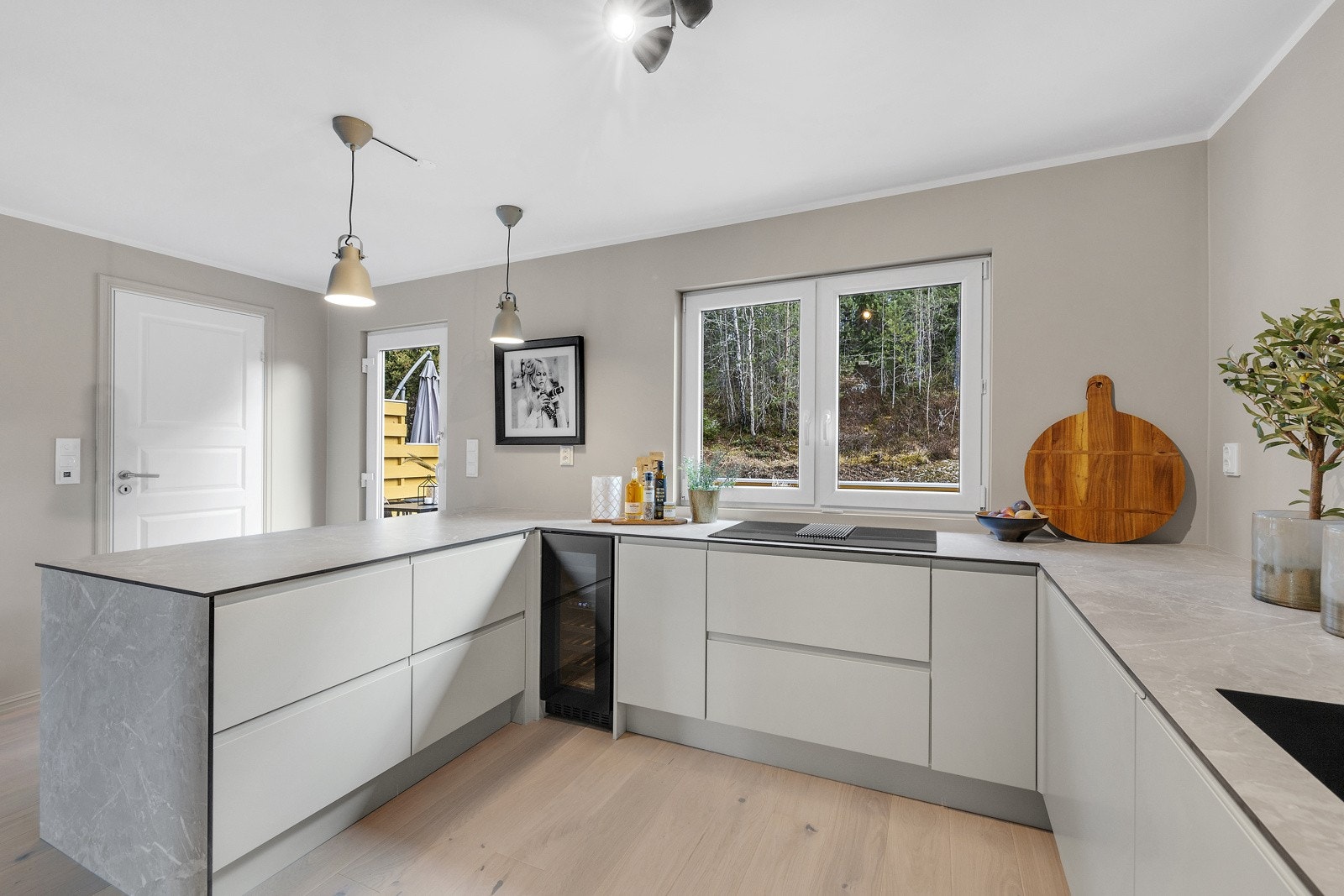 Integrerte hvitevarerer i form av platetopp m/ integrert ventilator, stekeovn, mikro, oppvaskmaskin, kjøleskap, fryseskap og vinskap. Galleribilde