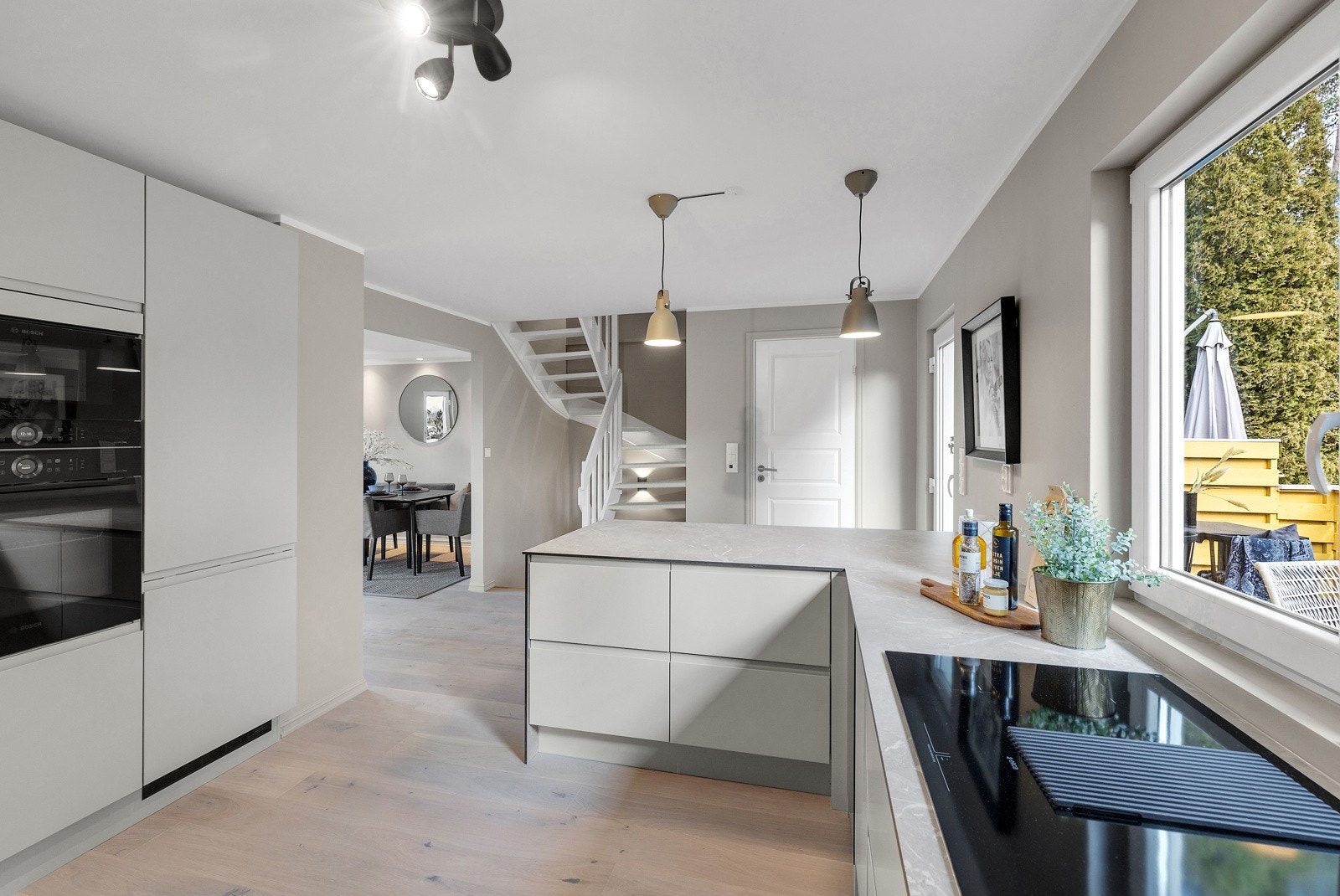 Boligen fremstår som lys og moderne med lysinngang fra store vindusflater. Galleribilde