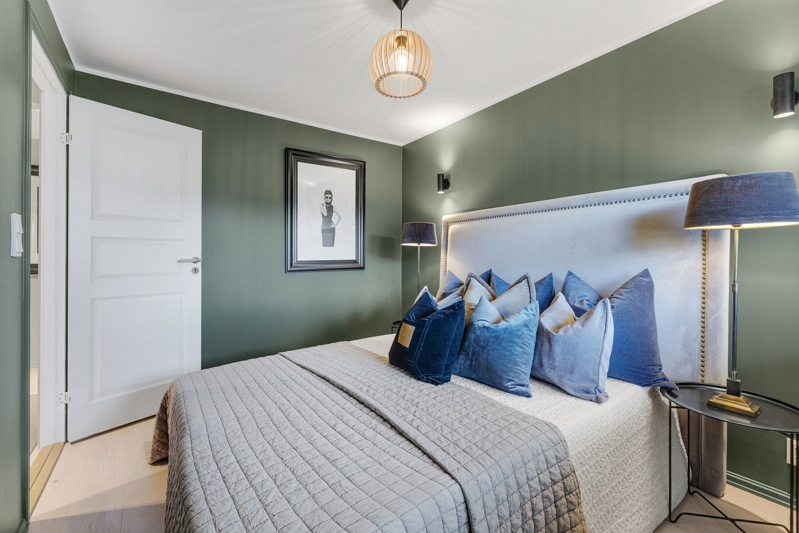 Lyst og romslig soverom i underetasjen. Galleribilde