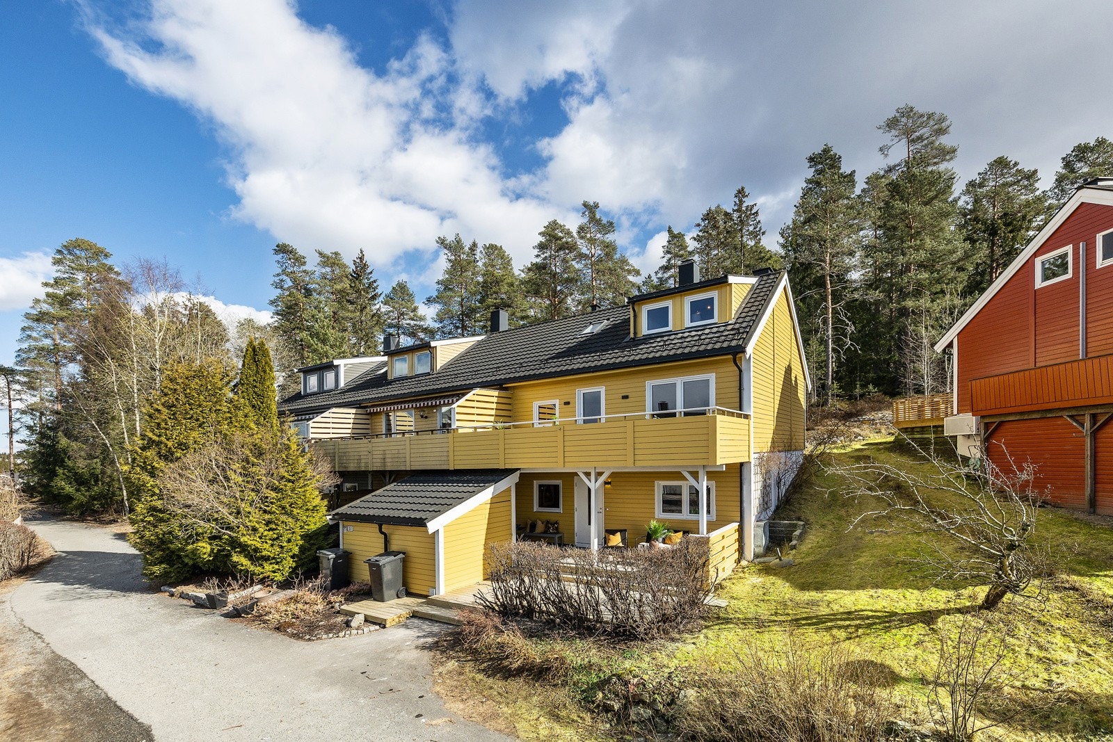 Delikat enderekkehus m/3 solrike uteplasser. Betydelig oppgradert (2022). Galleribilde