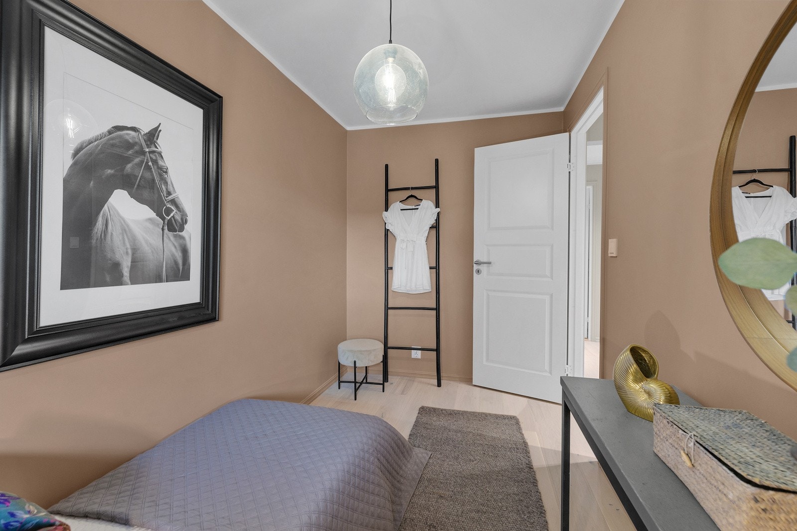 Soverom 2 er velegnet som soverom, barnerom, gjesterom og/eller hjemmekontor. Galleribilde