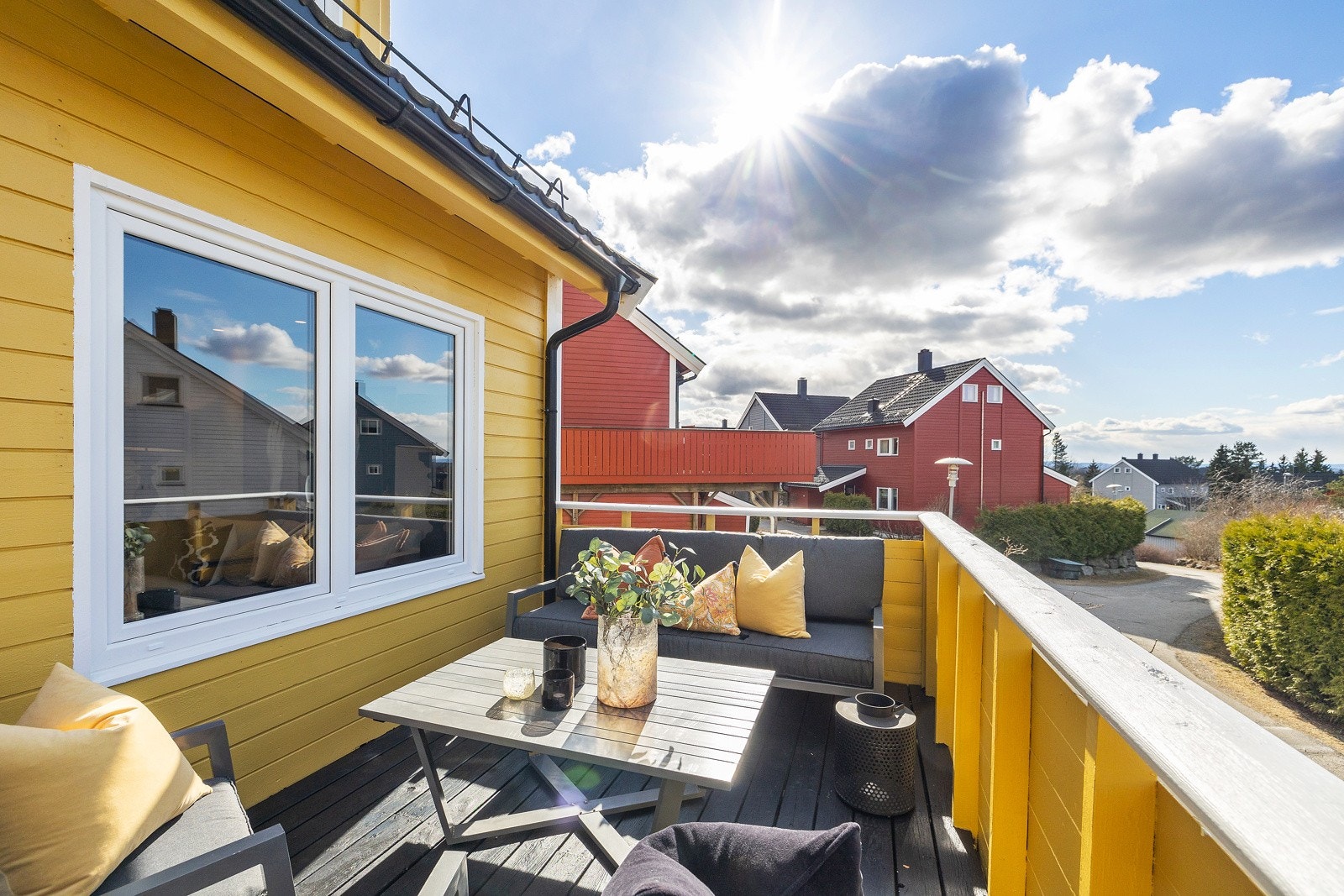 Utsyn mot stille nabolag. Boligen har meget god intern beliggenhet, uten særlig gjennomgangstrafikk da det er bom inn til boligfeltet. Galleribilde