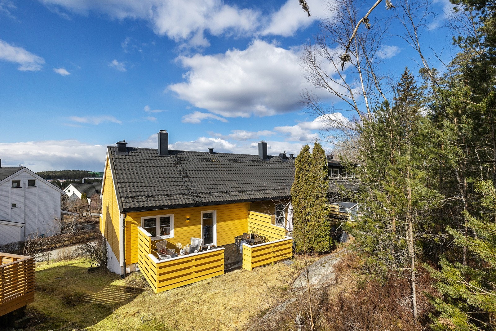 Fra kjøkkenet er det utgang til terrasse på ca. 19 kvm. Ny i 2022. Videre er det tilgang til solrik hagedel. Galleribilde