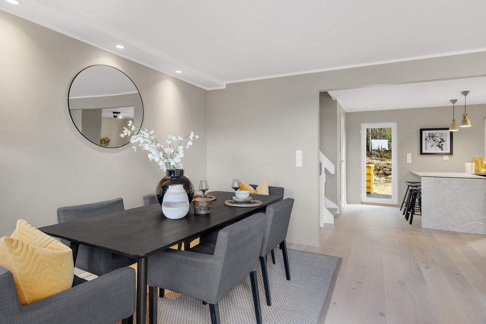 Perfekt plassering av spisebordsgruppen, rett ved kjøkkenet. Galleribilde