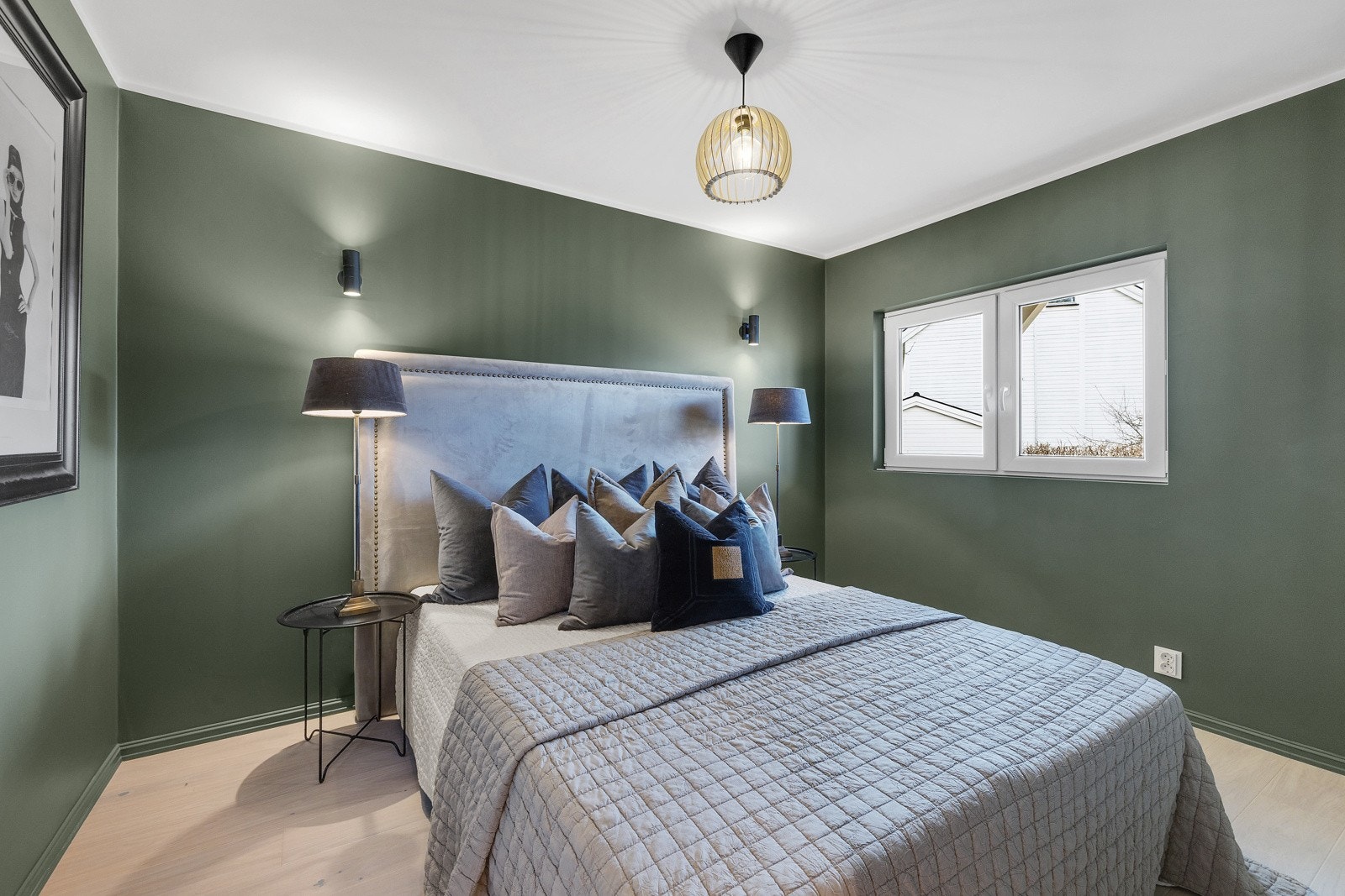 Det er flere muligheter for ulike garderobeløsninger på begge soverom i u. etg. Galleribilde