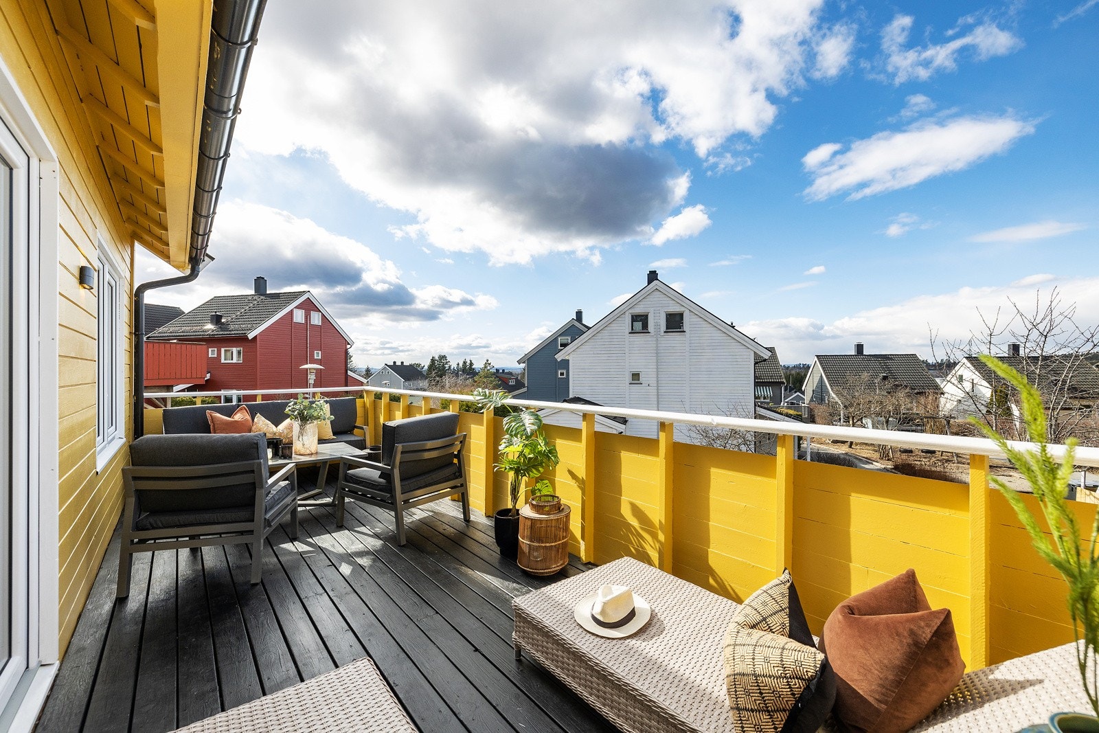 Fra stuedel er det direkte adkomst til solrik balkong på ca. 16 kvm. Galleribilde