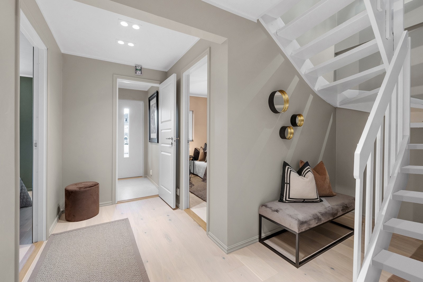 Videre går ferden opp til 2. etg. Det er for øvrig mulighet for å etablere oppbevaringsmuligheter under trappen om ønskelig. Galleribilde