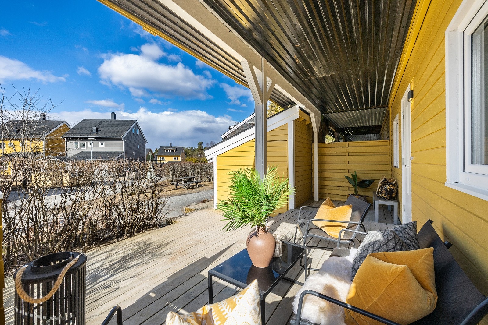 Terrassene og balkongen er på totalt ca. 58 kvm. I tillegg er det utgang til skjermet fellesområde med utgang fra kjøkkensiden. Galleribilde