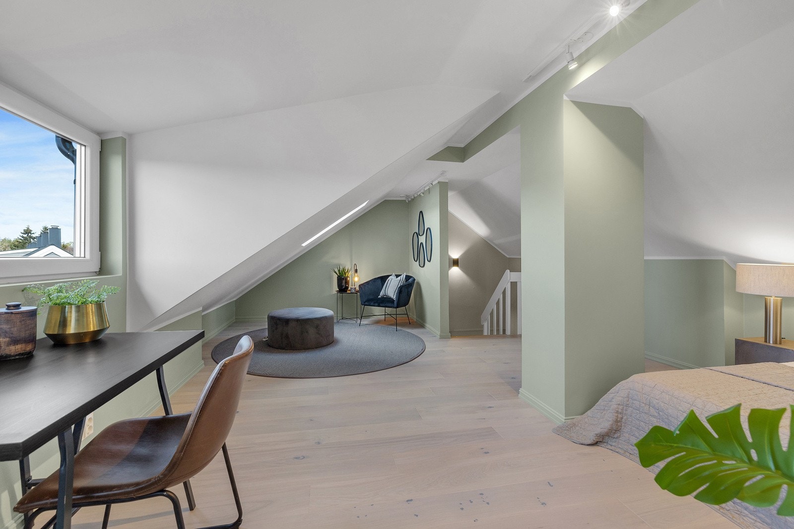 Mulighet for hjemmekontor, ulike garderobeløsninger samt at det er kneloft med gode oppbevaringsmuligheter. Galleribilde