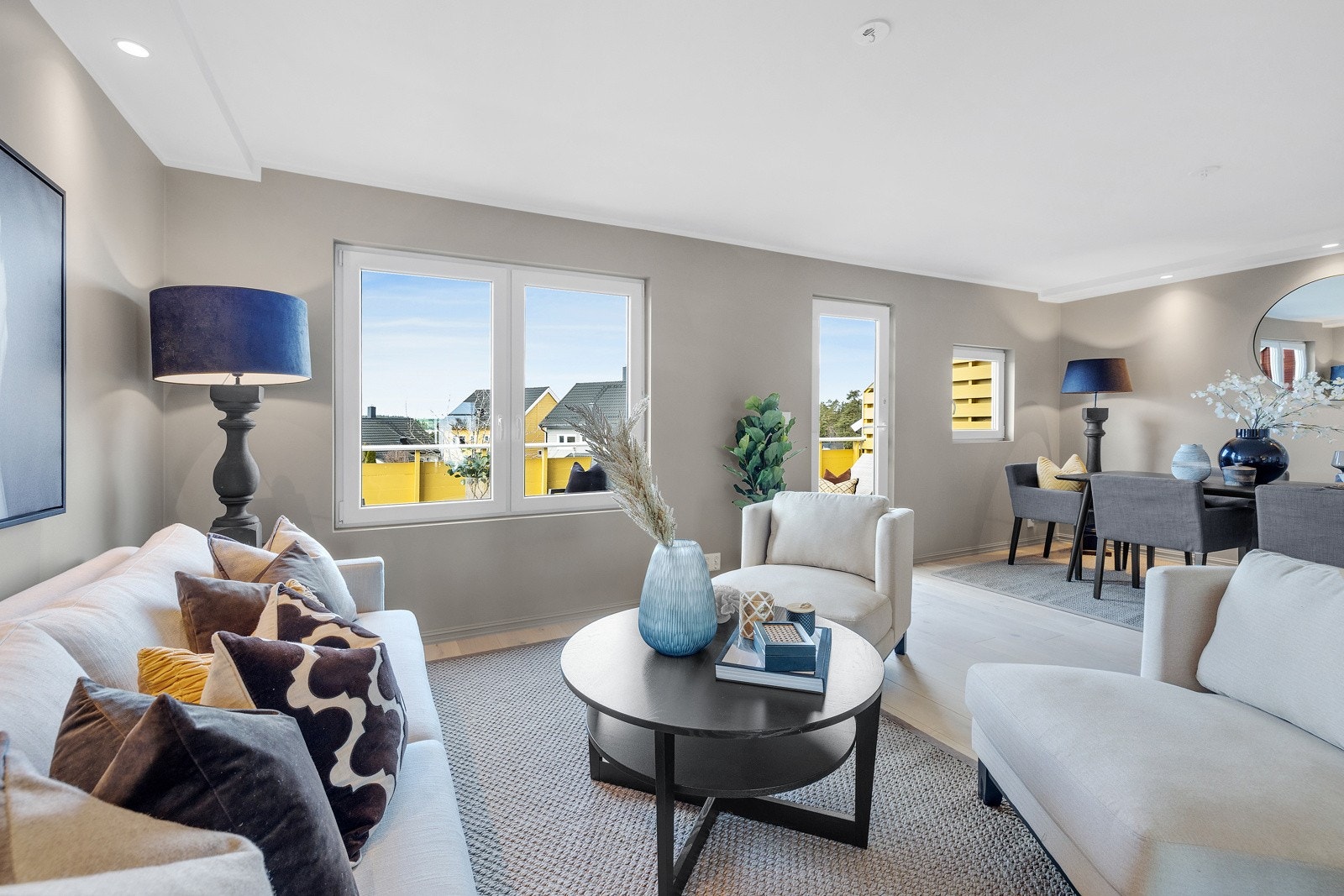 Delikat og nyoppusset i 2022. Gjennomgående én-stavs parkett på gulv. Alle overflater innvendig er sparklet og malt i tidriktige farger. Galleribilde