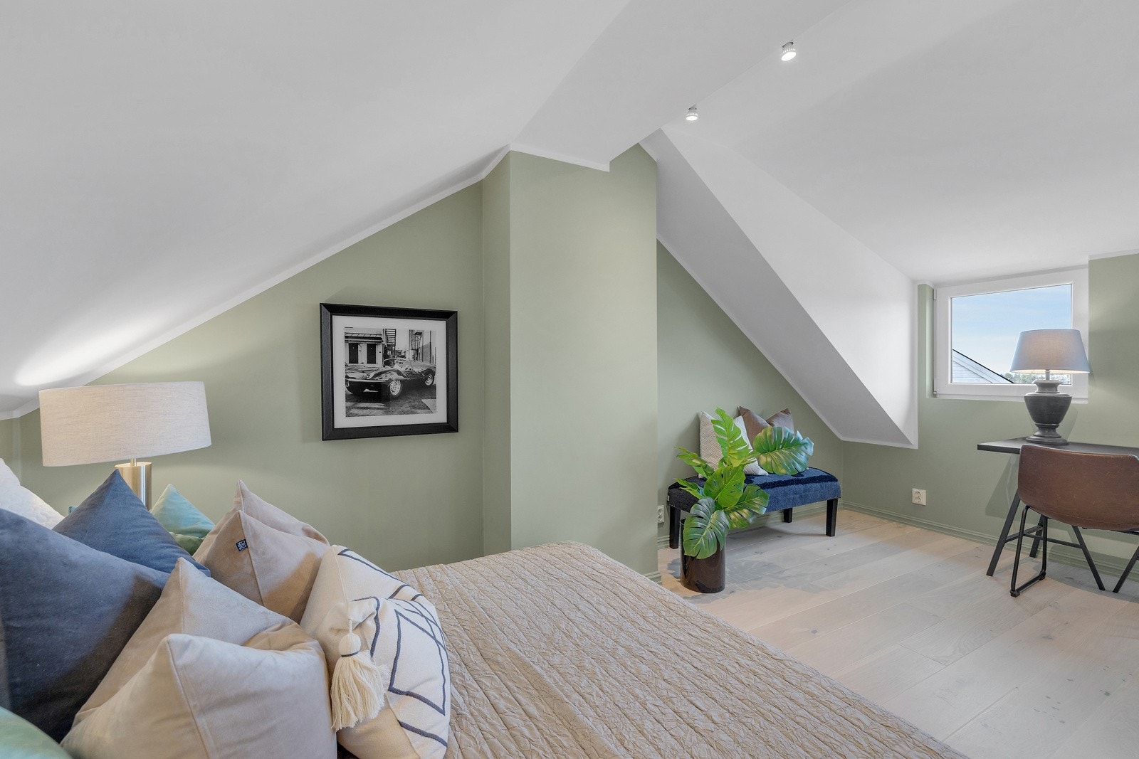 Noen har satt inn vindu på enden av boligen, det er opp til kjøper å undersøke dette.. Galleribilde