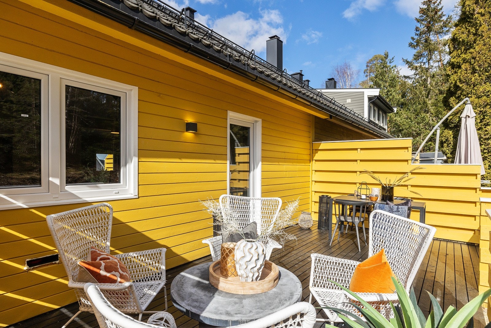 Solrik markterrasse med god plass til terrassemøbler og/eller loungemøbler. Galleribilde