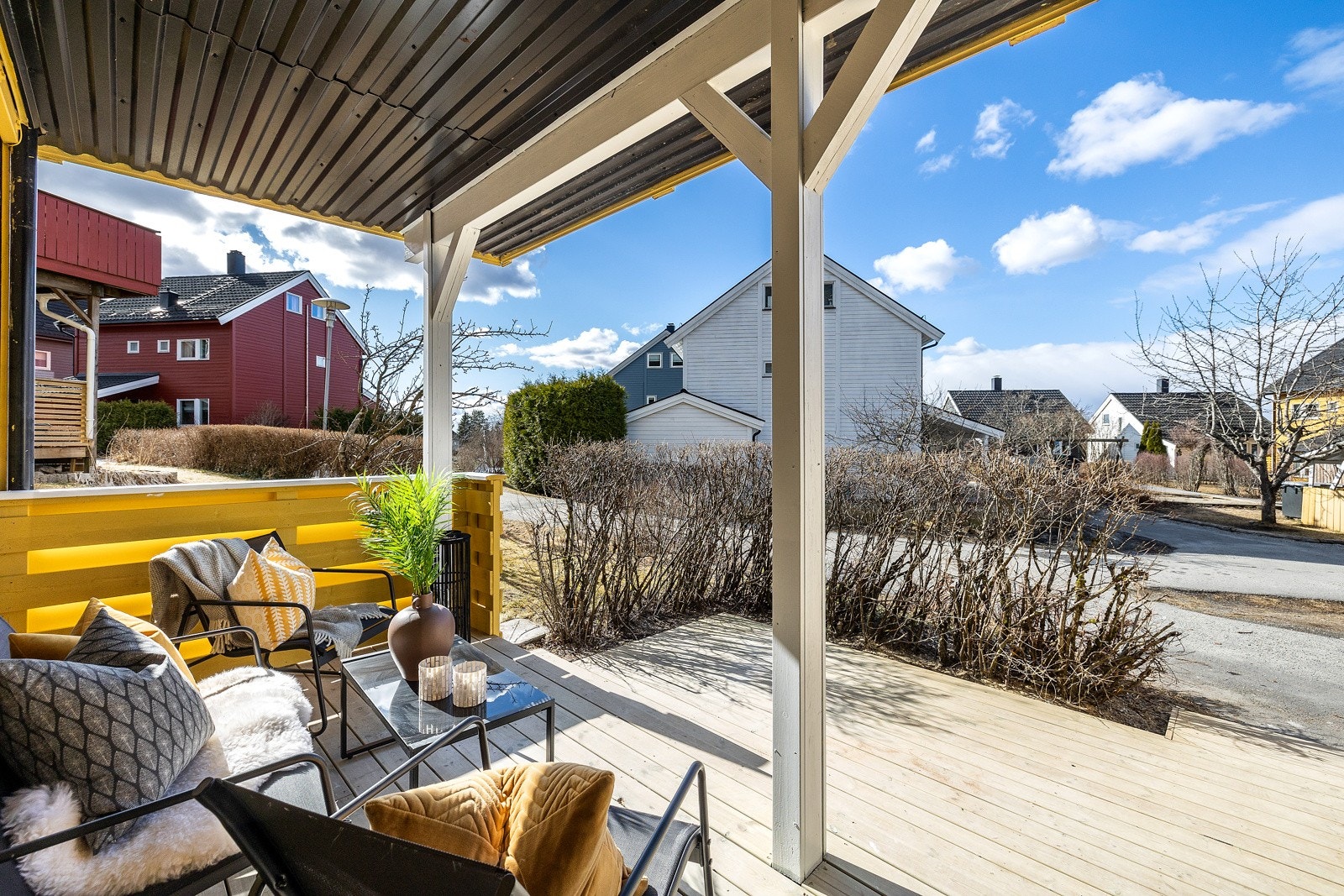 Terrasseplattingen i u.etg. er ny i 2022. I tilknytning til terrassen er det inngang til utebod på ca 4. kvm. Galleribilde