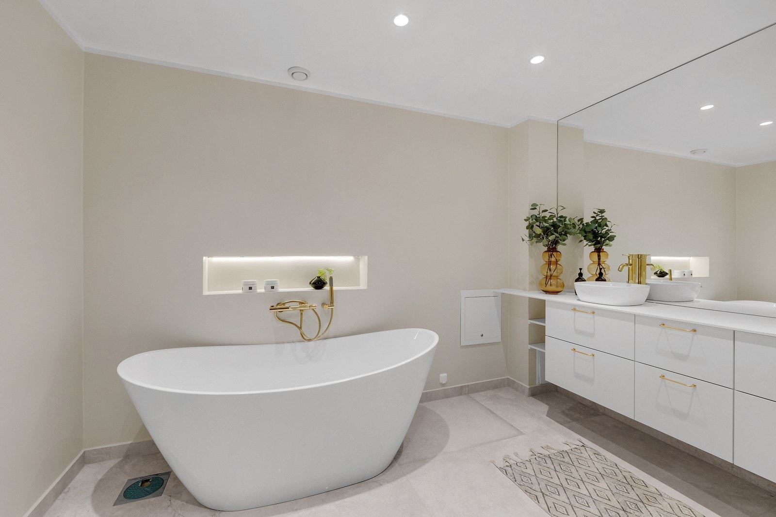 Badet er av god størrelse og her er det både badekar og stor dusjnisje. Galleribilde