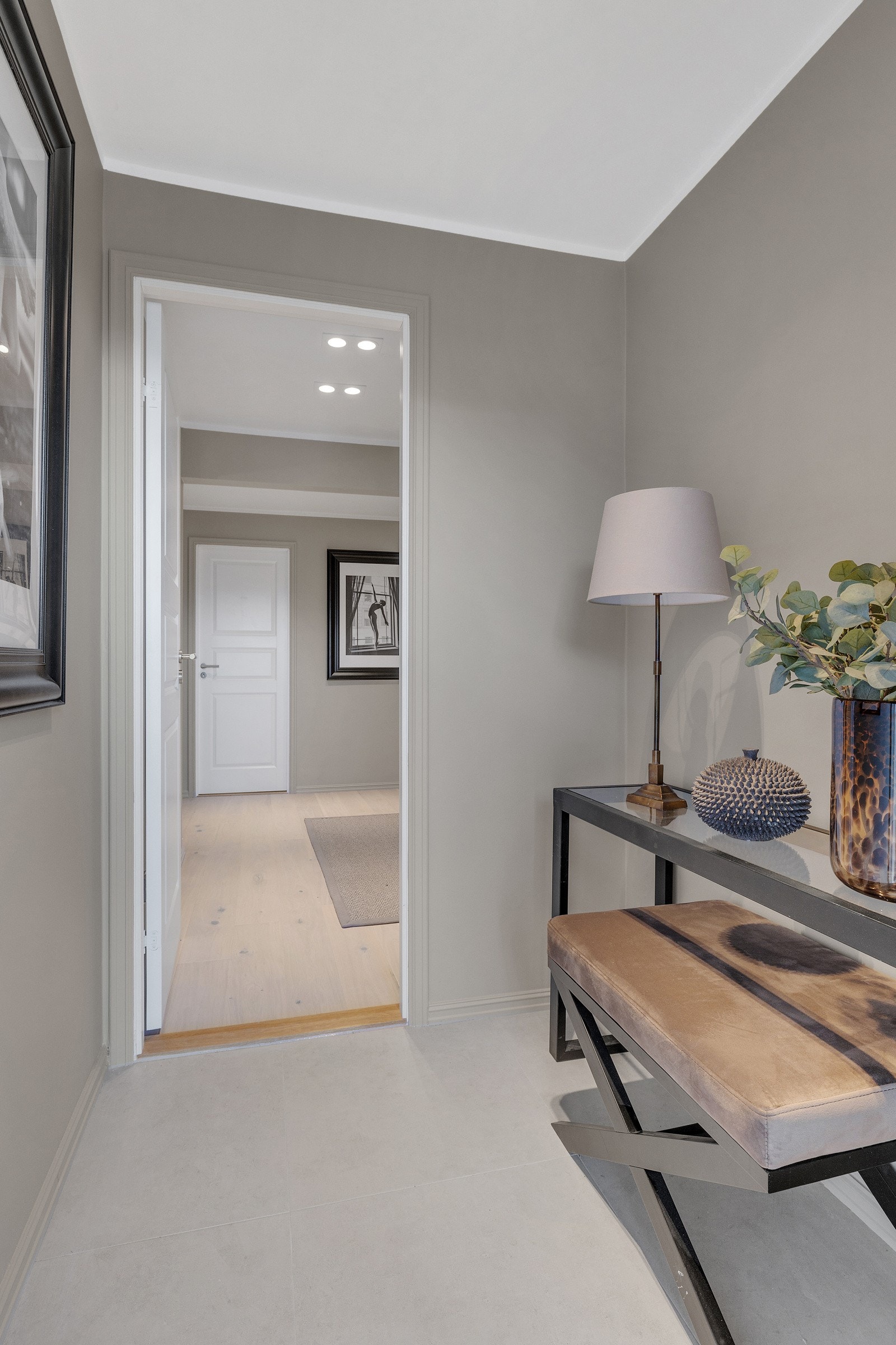 Det er mulig å sette opp ulike garderobeløsninger i entreén. Galleribilde