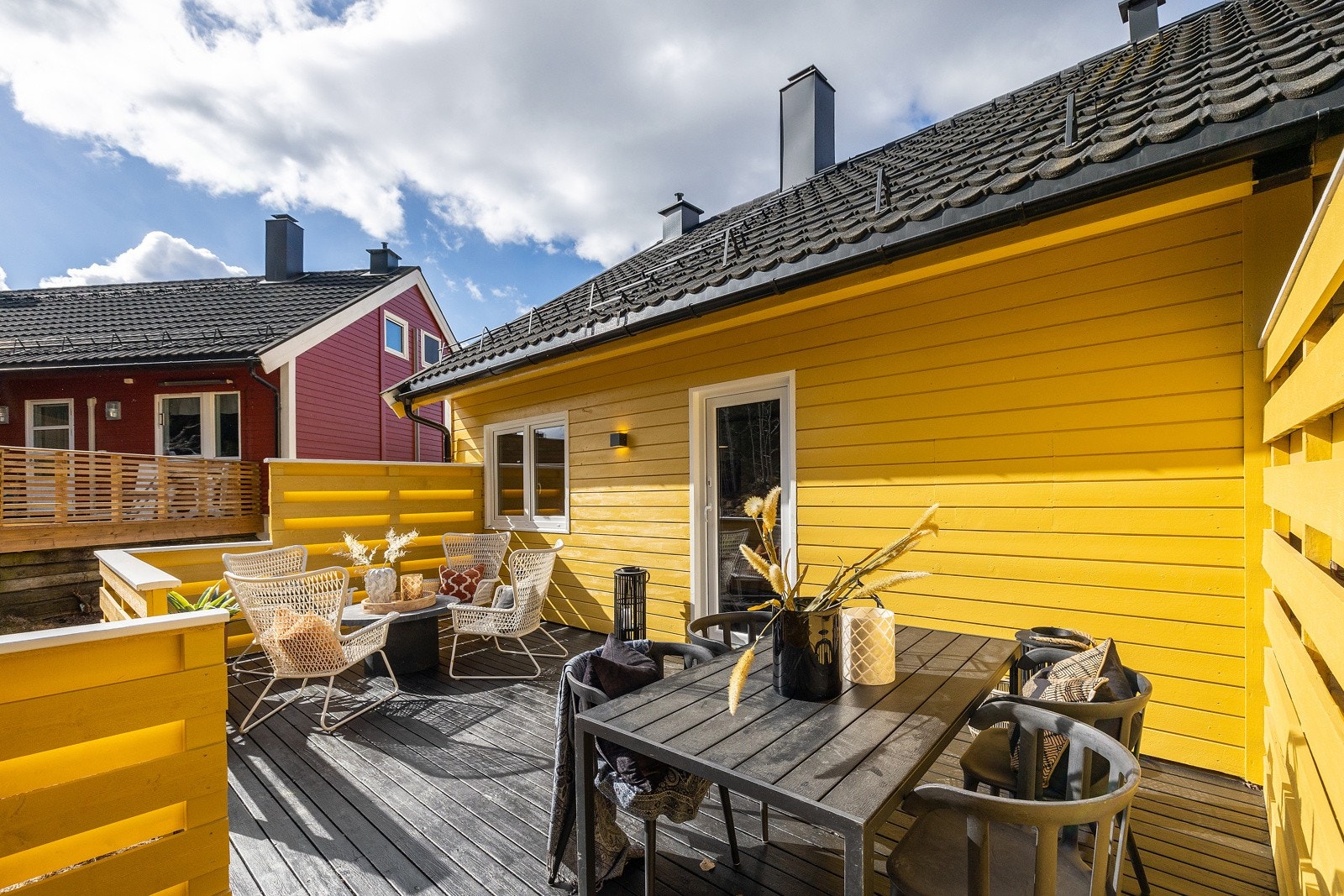 Huset er malt utvendig, og det er nye vinduer/dører. (vindu på loft er ikke skiftet). Galleribilde