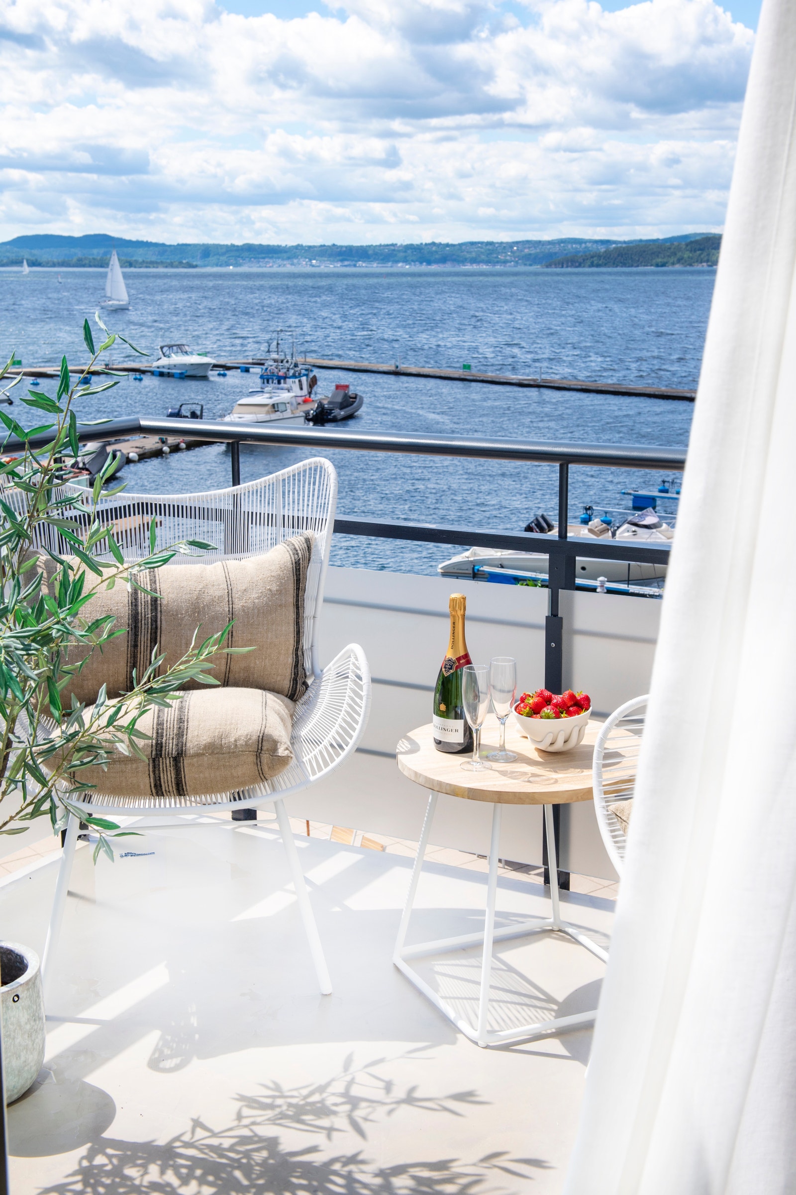 Terrassen med sol og storslått utsikt. Galleribilde