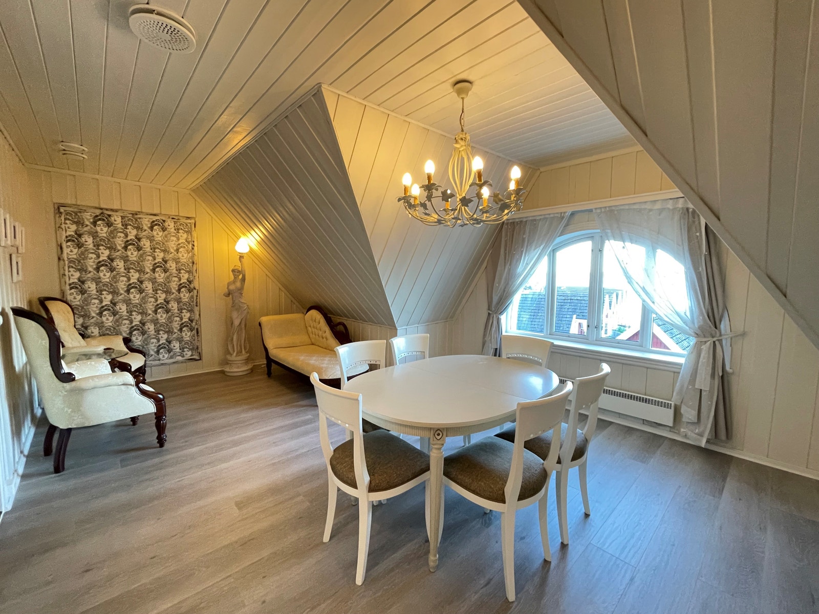 Kunstutstilling fra Hurum Kunstlag i Villa Holtnes - som ligger på Resorten - i sommer. Galleribilde