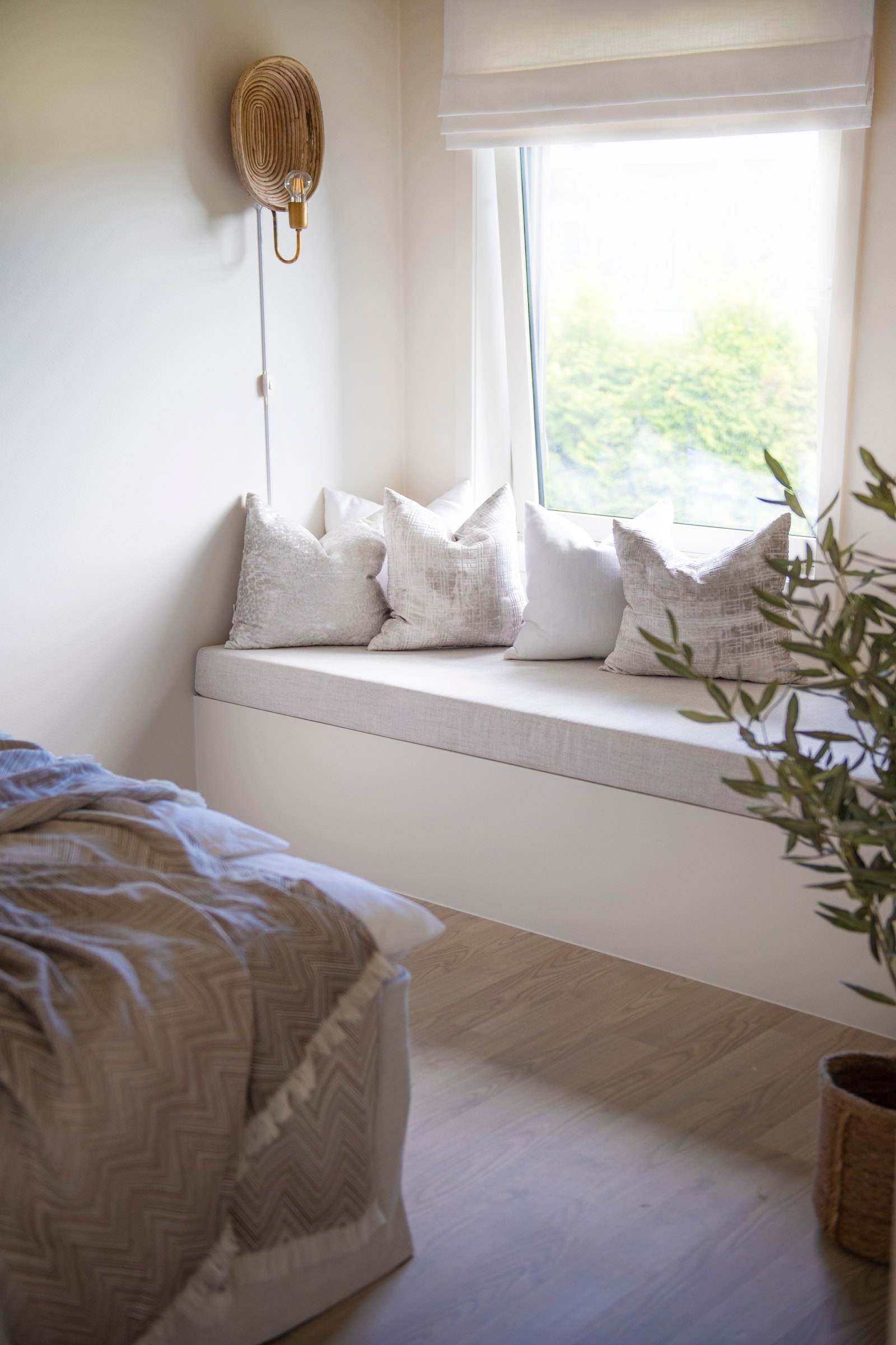 Møbelsnekret sengebrisk med lagrinsplass på hovedsoverommet. Galleribilde