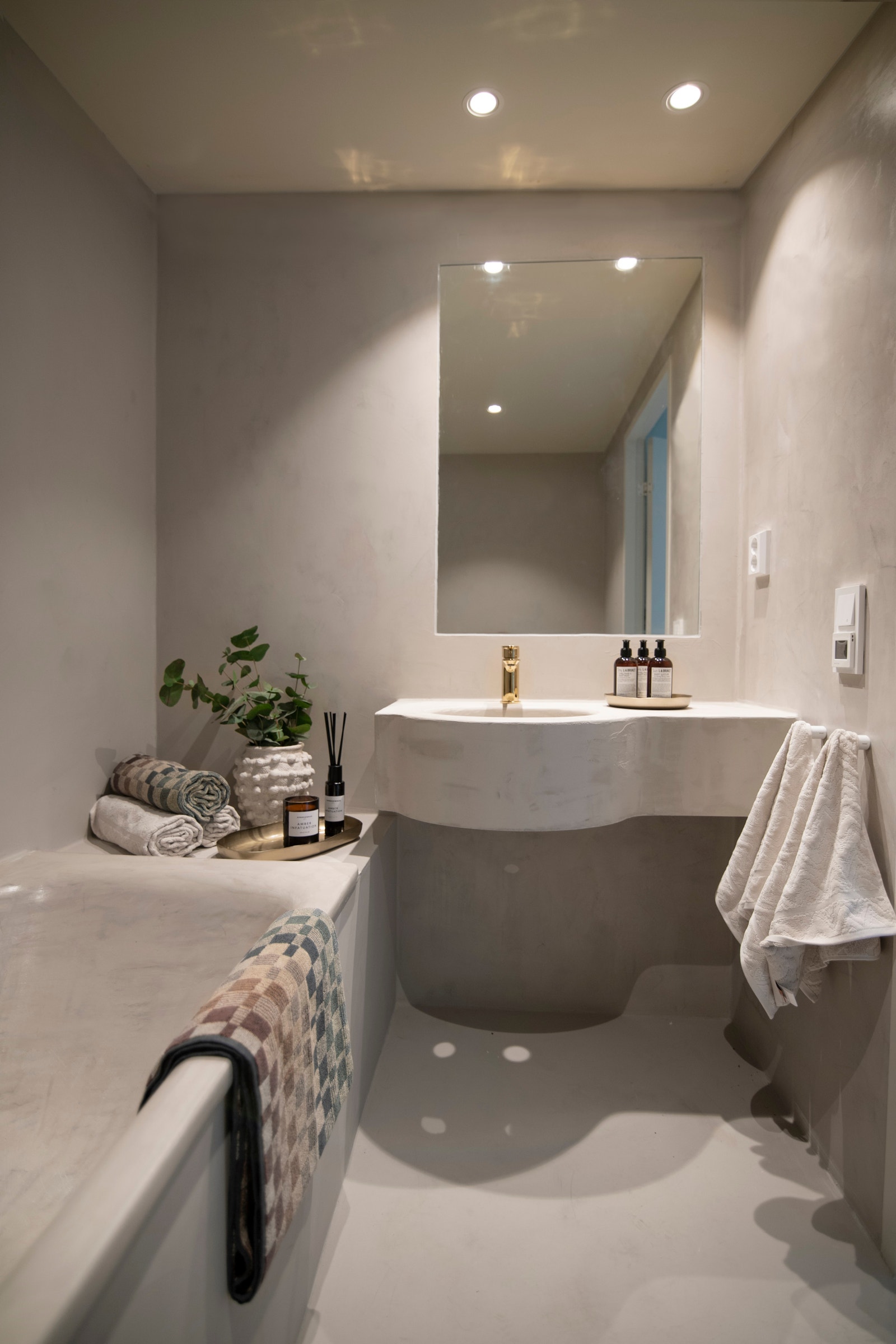 Bad II - med badekar. Microsement på hele badet. Varmekabler. Galleribilde