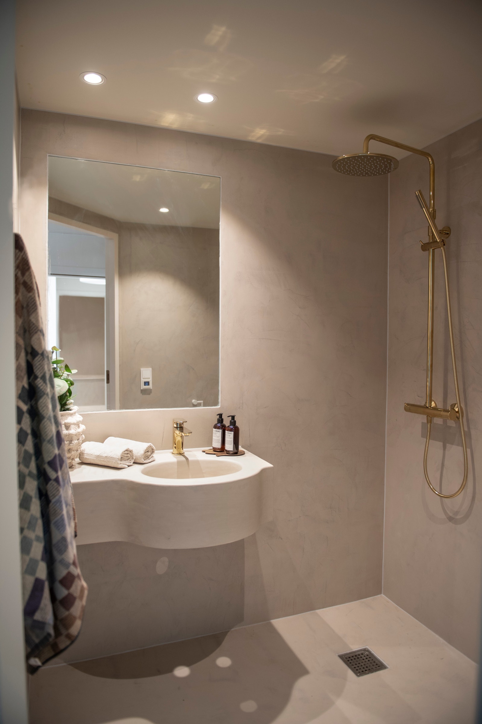 Bad I - med dusj. Microsement på hele badet. Varmekabler. Galleribilde