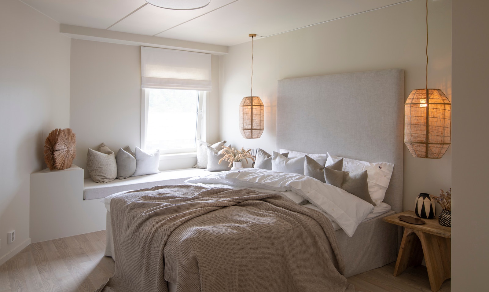 Dobbeltseng i suiten. Møbelsnekret sengebrisk med lagrinsplass. Galleribilde