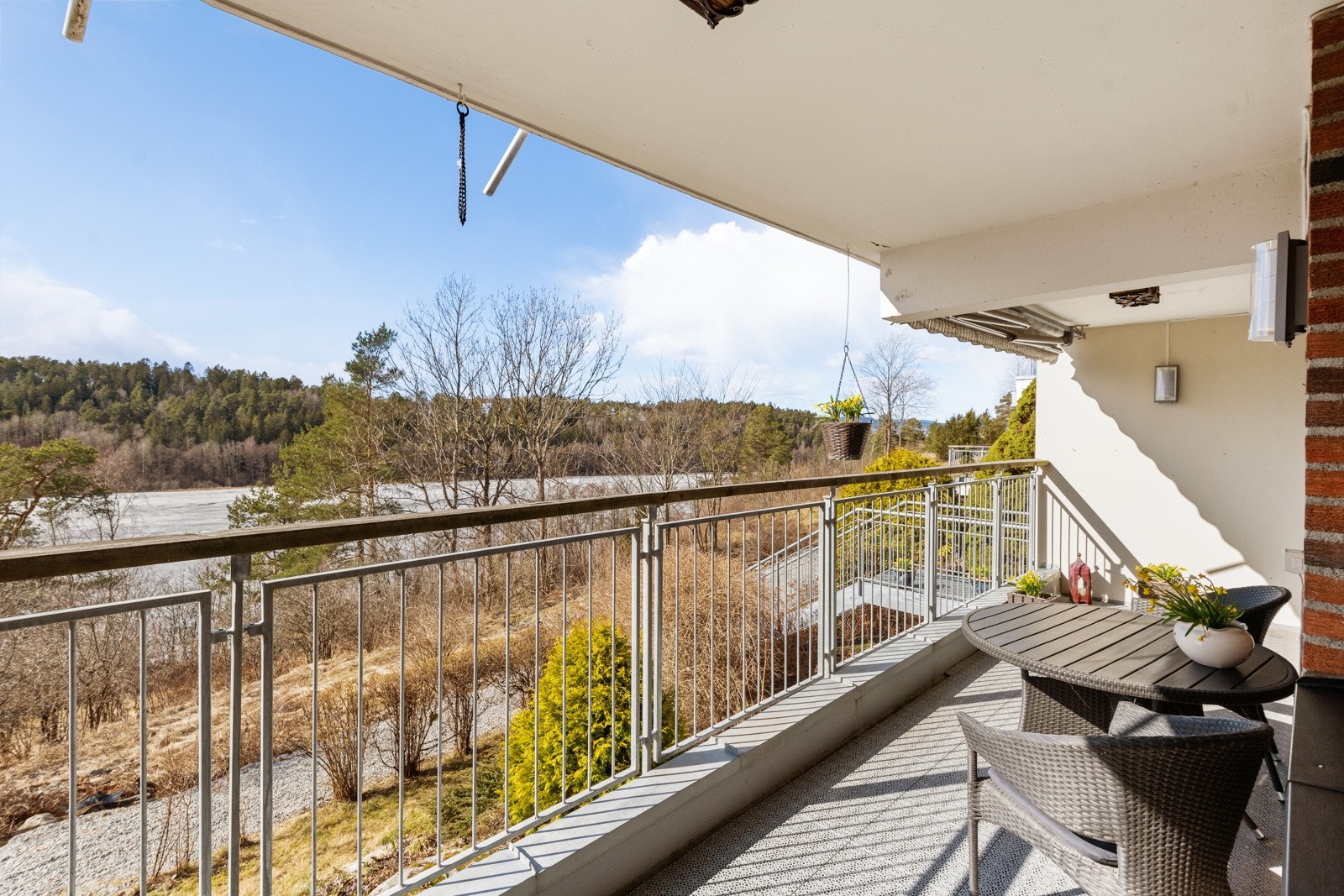 Stor åpen balkong. Galleribilde