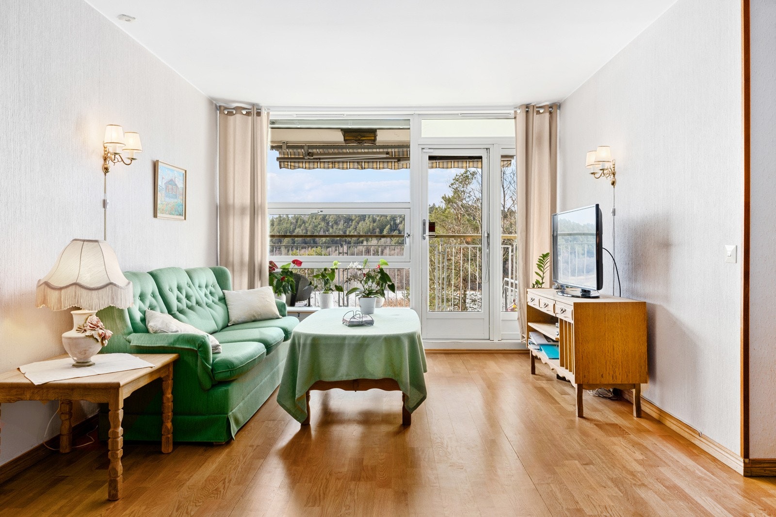 God plass til sofa ved ved vinduet. Galleribilde