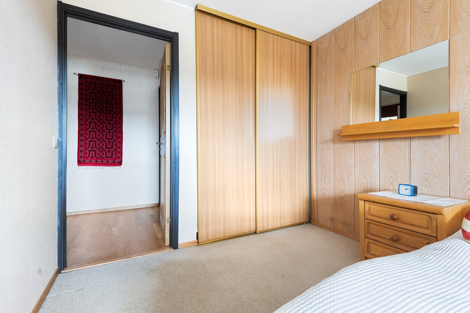 Soverom med garderobeskap. Galleribilde