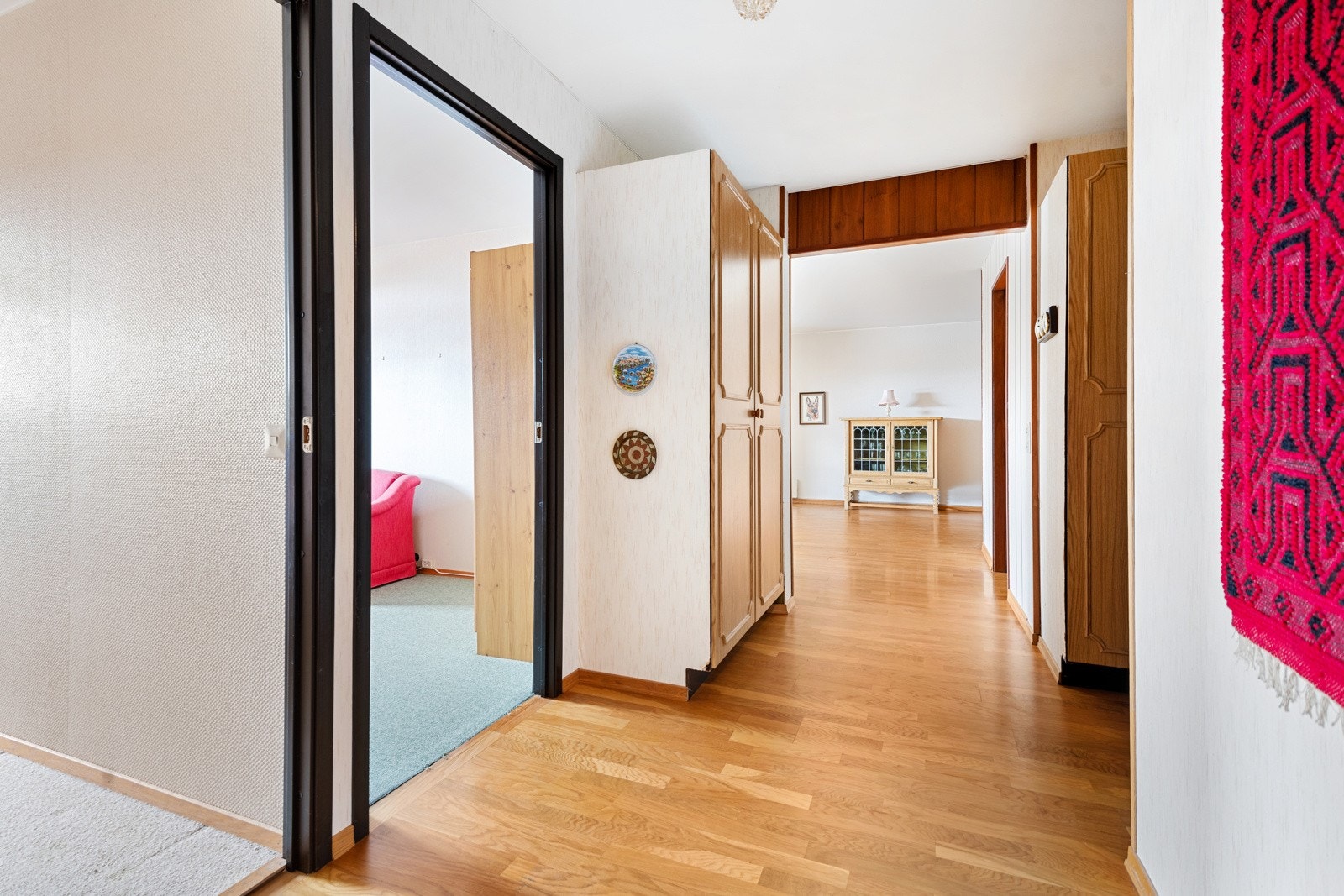 Gang med garderobeskap og inngang til 2 boder. Galleribilde