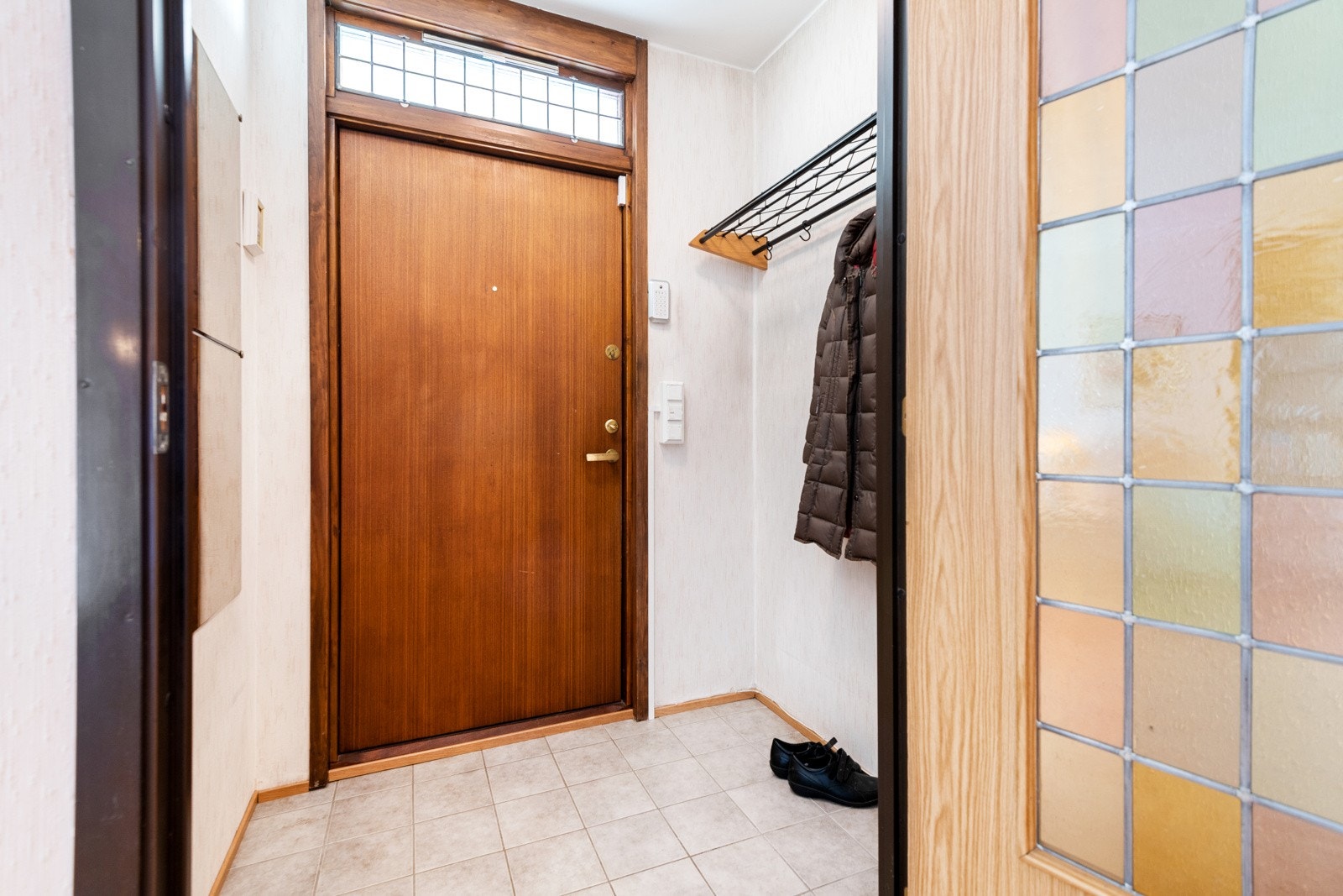 Entré/inngang. Plass til sko og jakker. Galleribilde