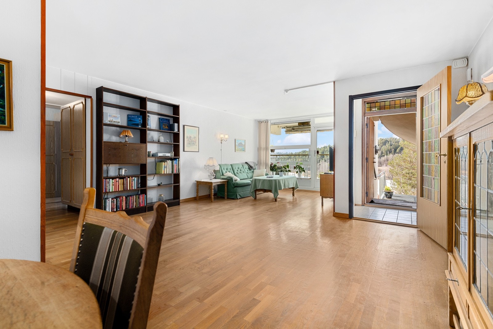 Stor stue med egen spiseplass. Galleribilde