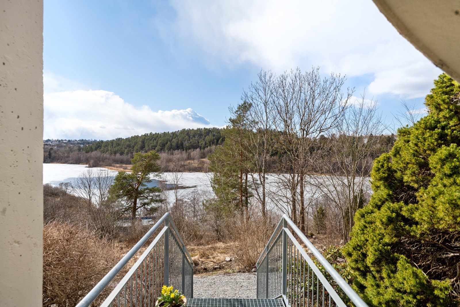 Kun noen få trappetrinn fra bakkeplan til leiligheten. Galleribilde