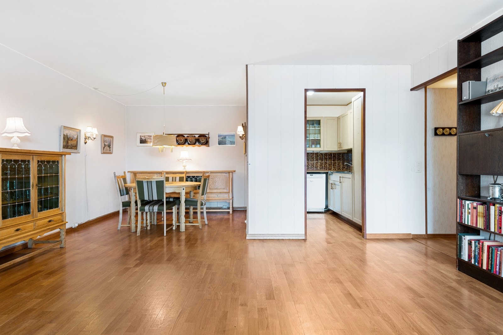 Lettvegger mellom stue og kjøkken som gir mange muligheter for å tilpasse rommet. Galleribilde