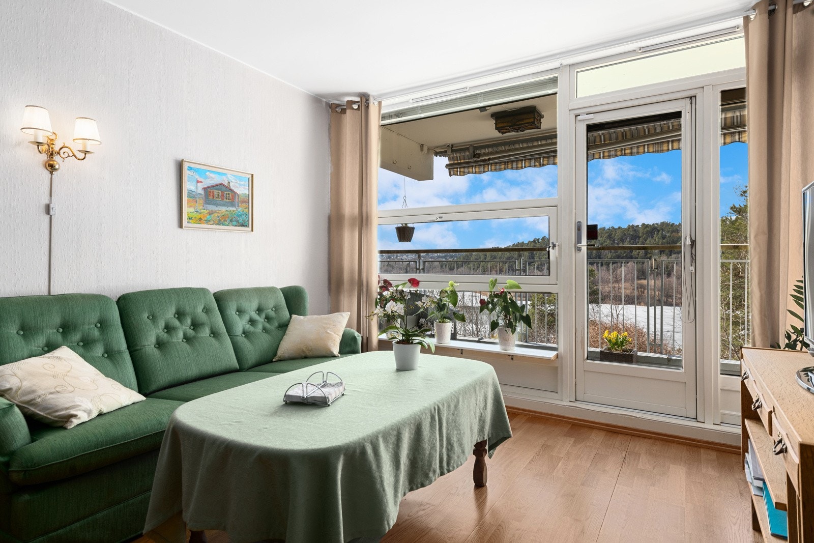 Lys stue med utgang til solrik balkong. Galleribilde