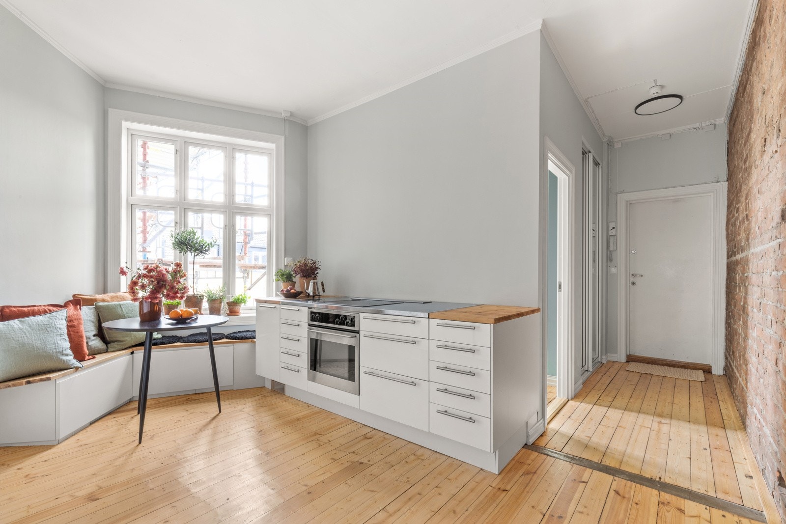 Integrerte hvitevarer som stekeovn og platetopp Galleribilde