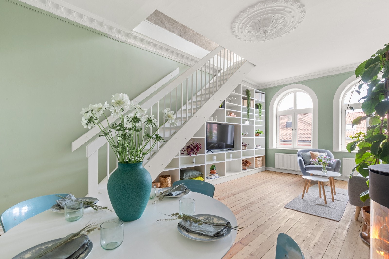 Rommets utforming gir deg flere muligheter, med en sofagruppe, spisegruppe og TV-bord som kan møbleres på flere måter. Galleribilde