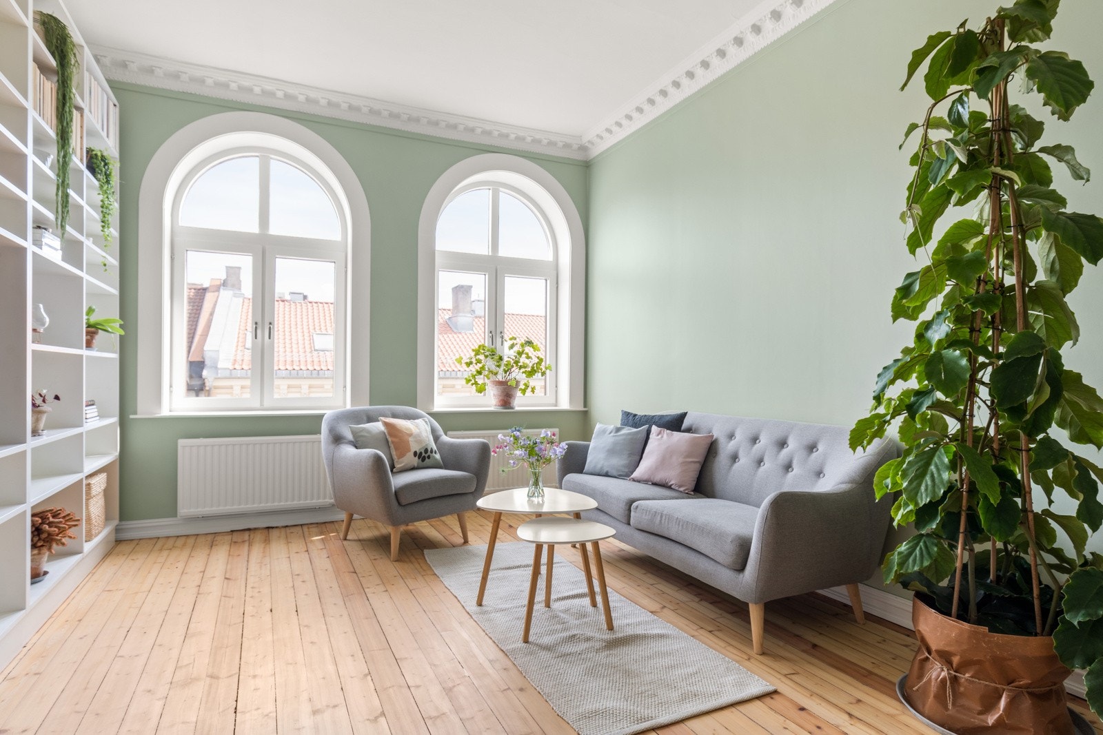 Kvaliteter som store, buede vindusflater, gjennomgående planløsning og god takhøyde gjør at leiligheten oppleves lys og luftig. Galleribilde