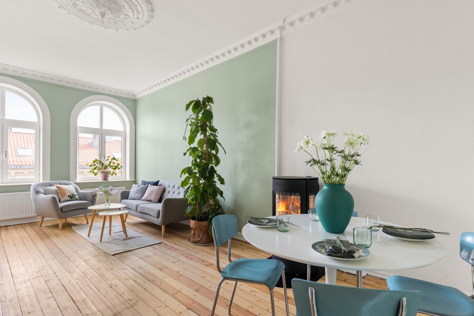 Med vakre originale tregulv (slipt og oljet i 2020), glatte fine vegger, dekorativ stukkatur og takrosett samt brede fotlister byr dette rommet på mye sjarm. Galleribilde