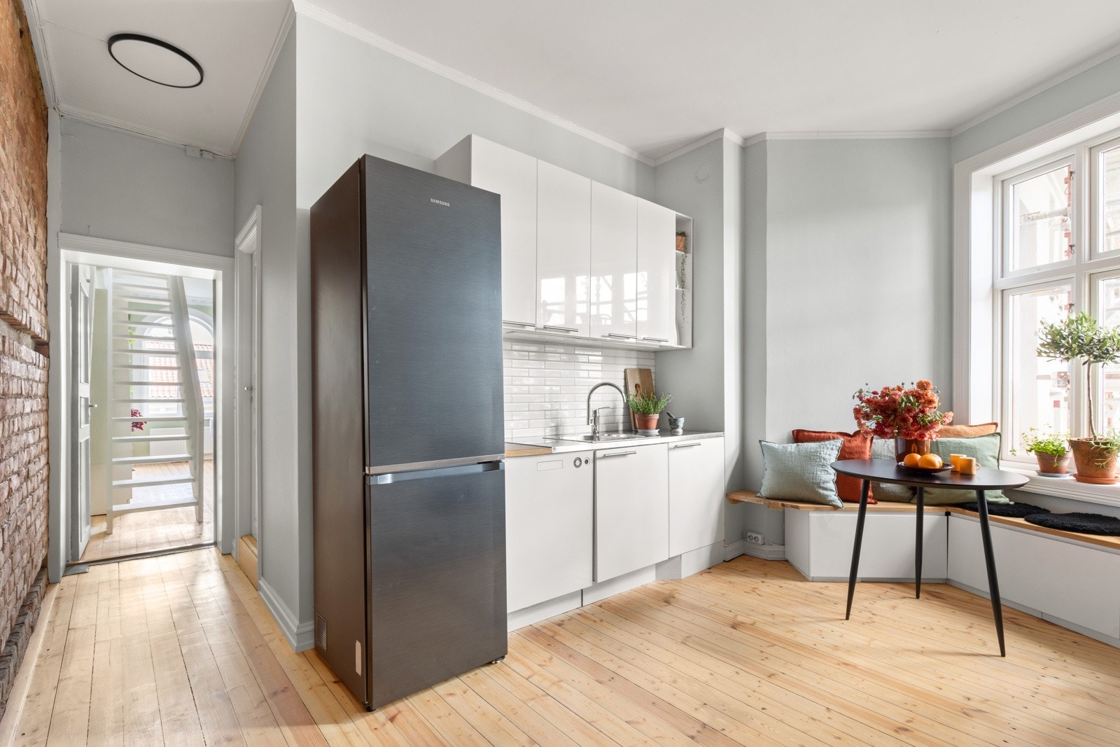 Kjøkkenet er adskilt fra stuen og har en helt egen sjarm. Galleribilde