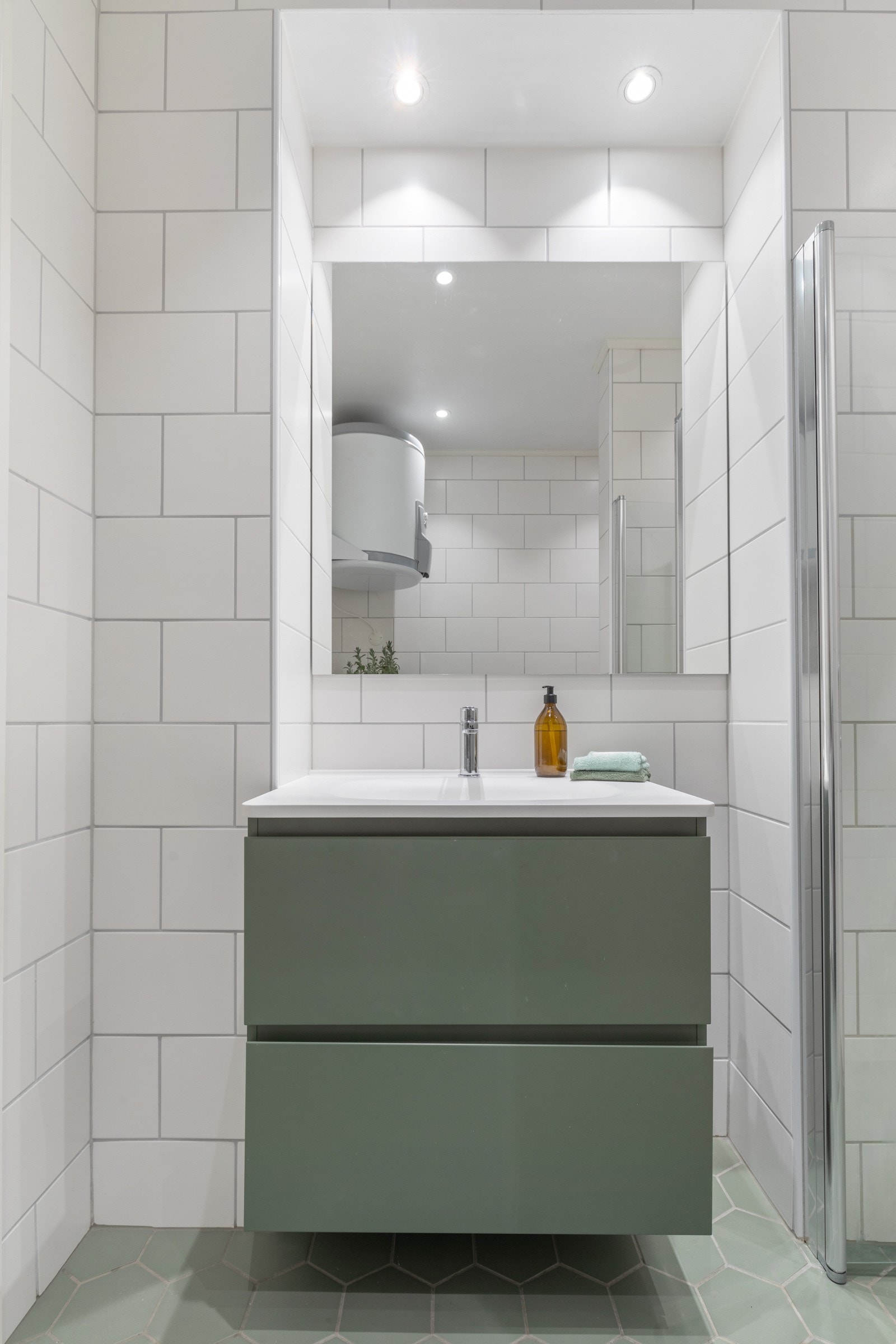 Det foreligger dokumentasjon fra rørleggerarbeid, elektrikerarbeid og gulvmembran på bad. Galleribilde